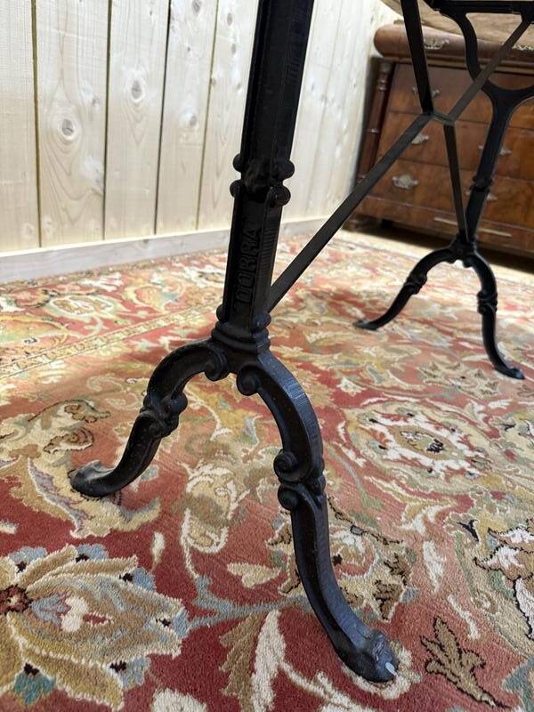 Table bistrot ovale en marbre et fonte