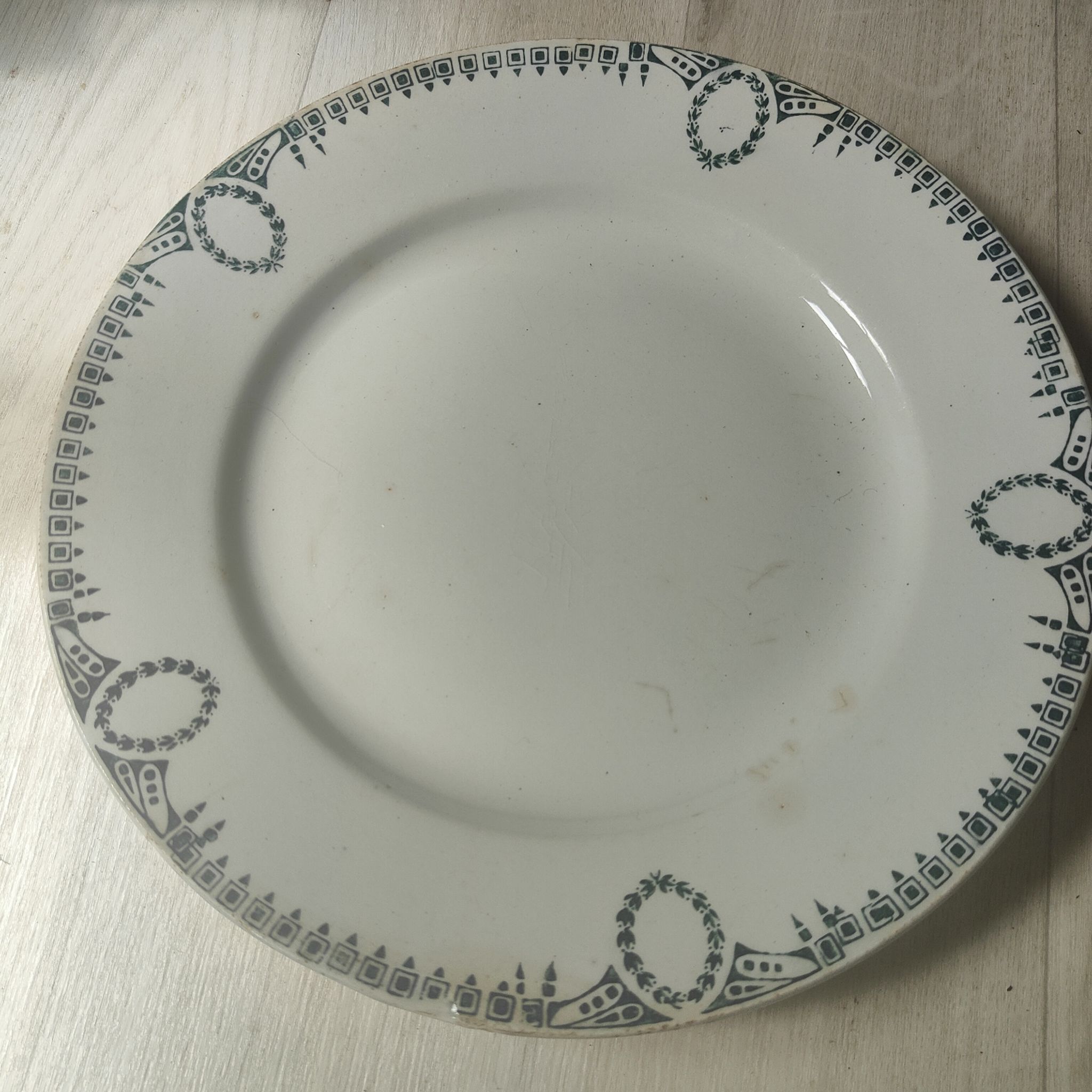 Ensemble de 2 assiettes en terre de fer Saint Amand
