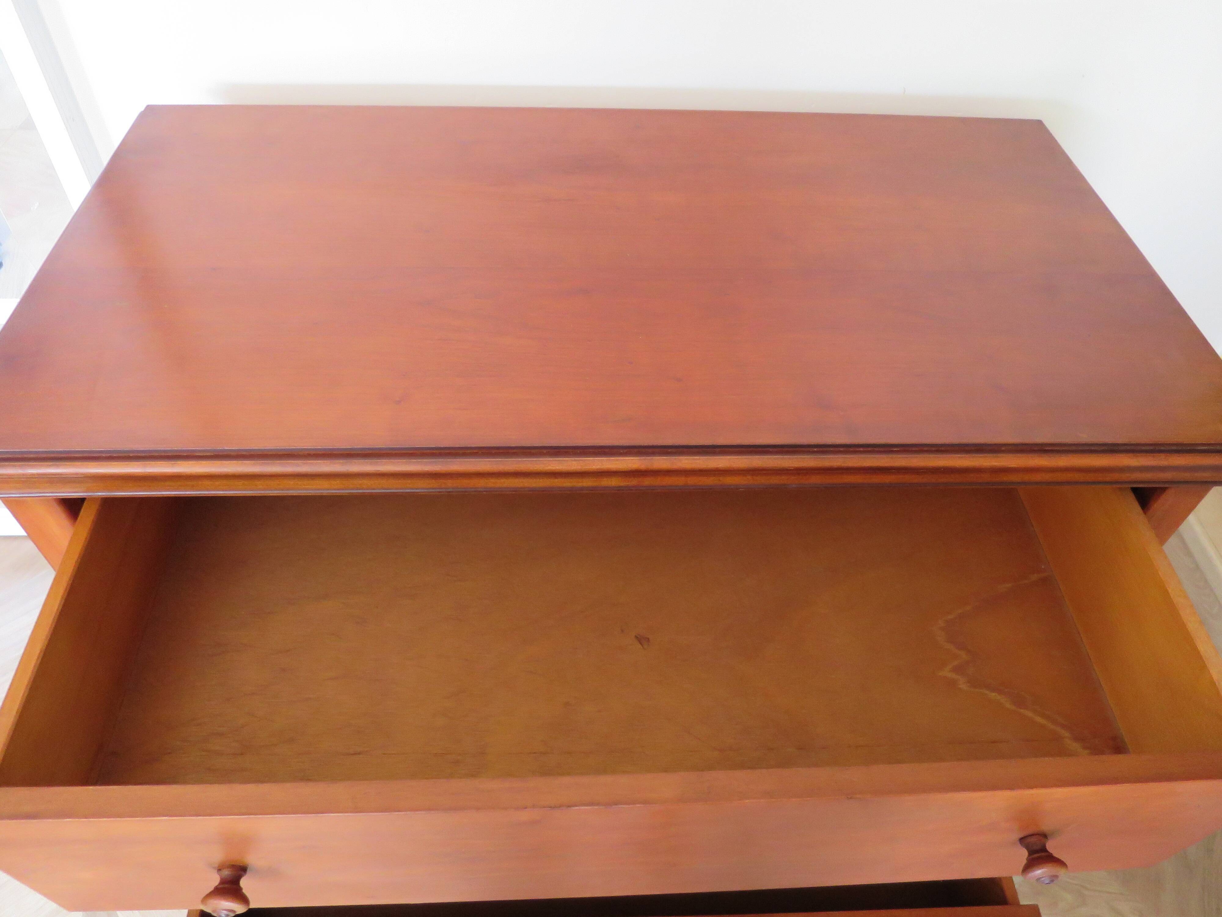 Elegant cherry wood chest of drawers – 3 drawers – 80s