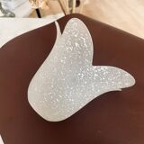 Tulipe en pâte de verre moucheté blanche en forme de fleur