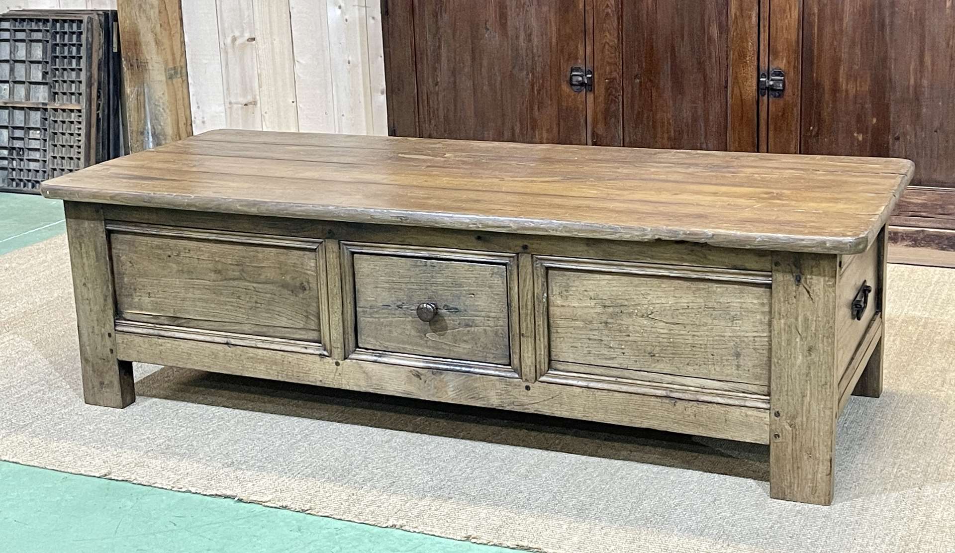 Table basse en châtaignier du XIXème à 3 tiroirs