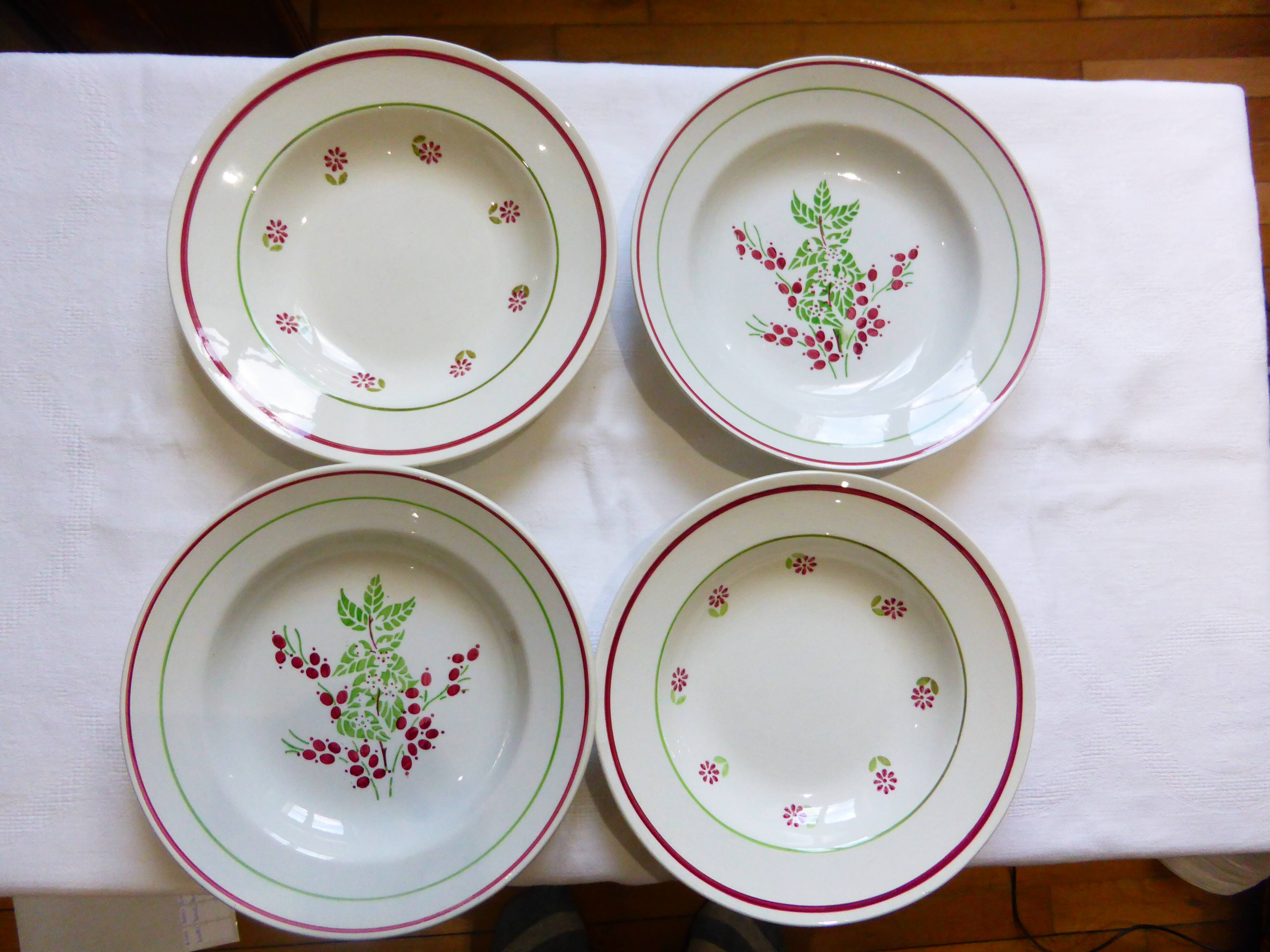 Set de 4 assiettes creuses dépareillées
