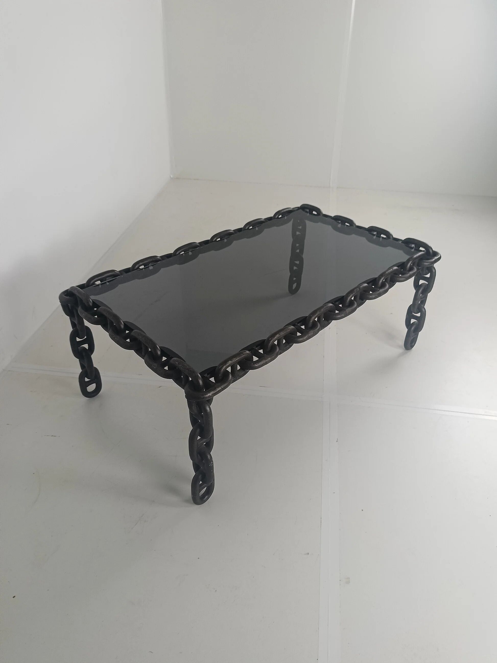 Table basse vintage brutaliste en fer noir à mailles de chaîne avec verre fumé d'origine, années 70