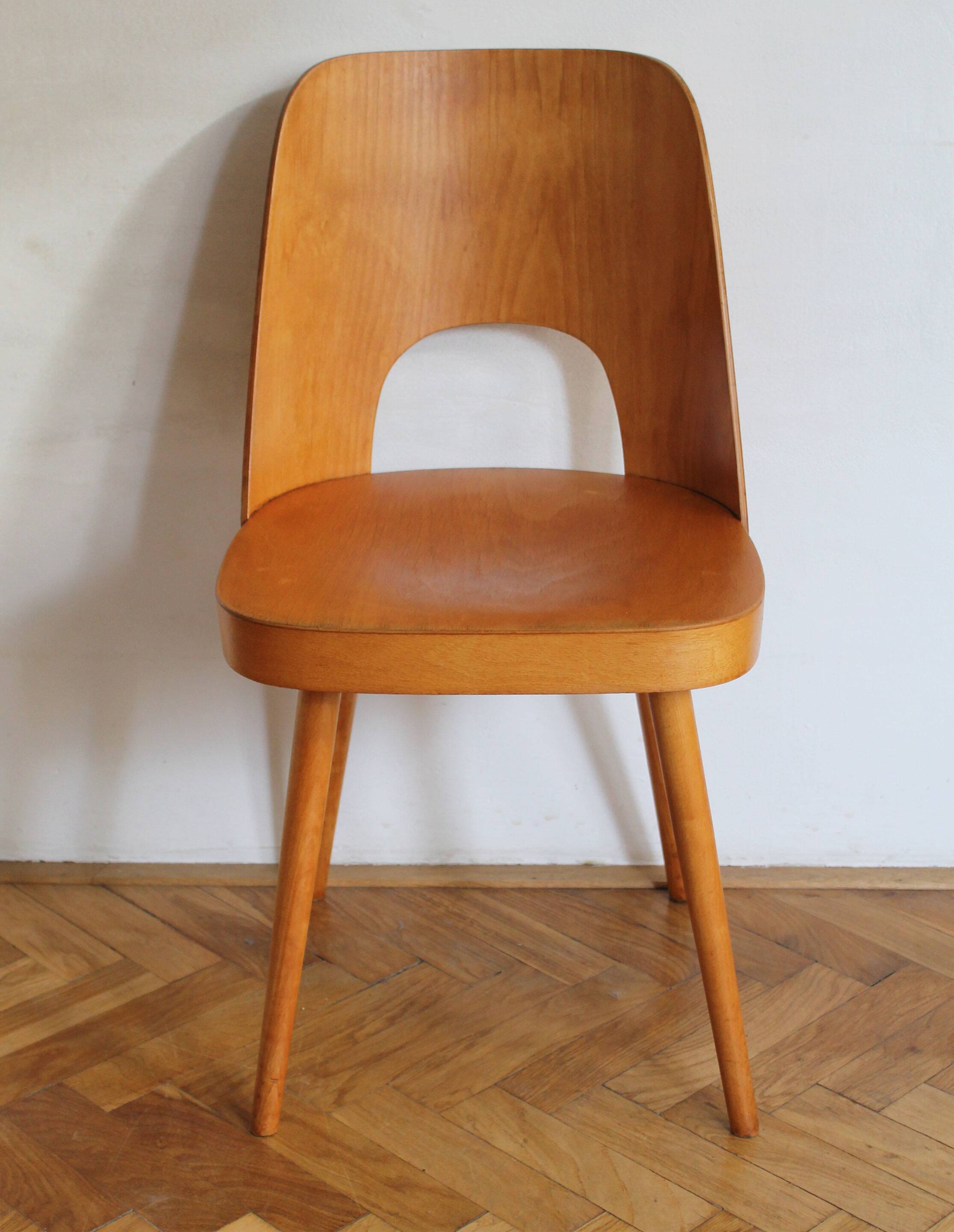 Ensemble de quatre chaises de salle à manger du milieu du siècle n° 515 par Oswald Haerdtl pour la société TON