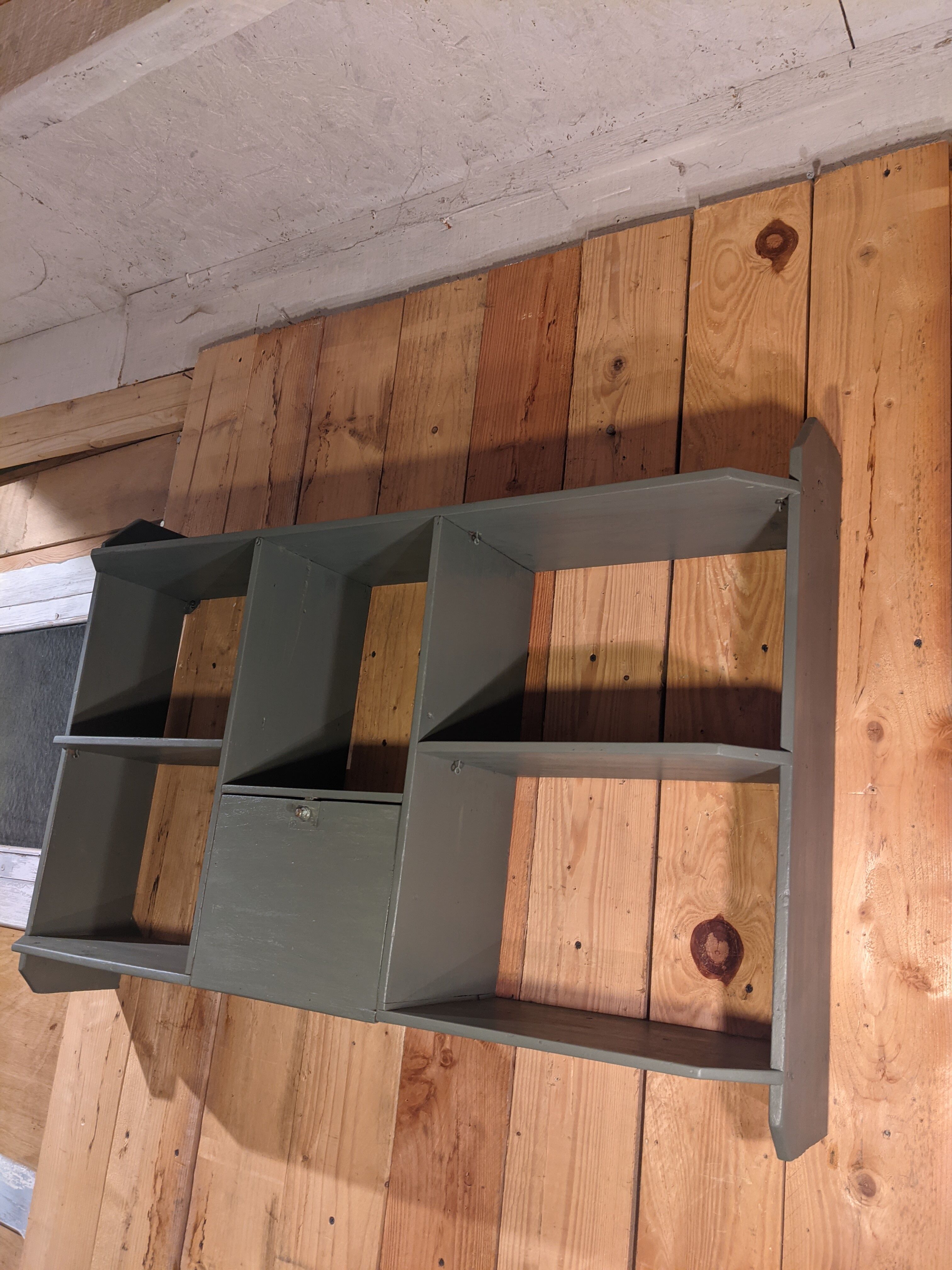 Wall shelf with lockers