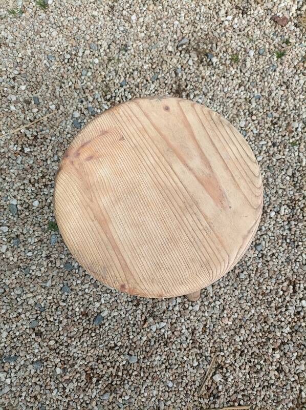 Aero-gummed solid wood stool