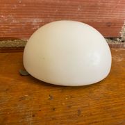 Plafonnier, applique boule vintage en opaline blanche