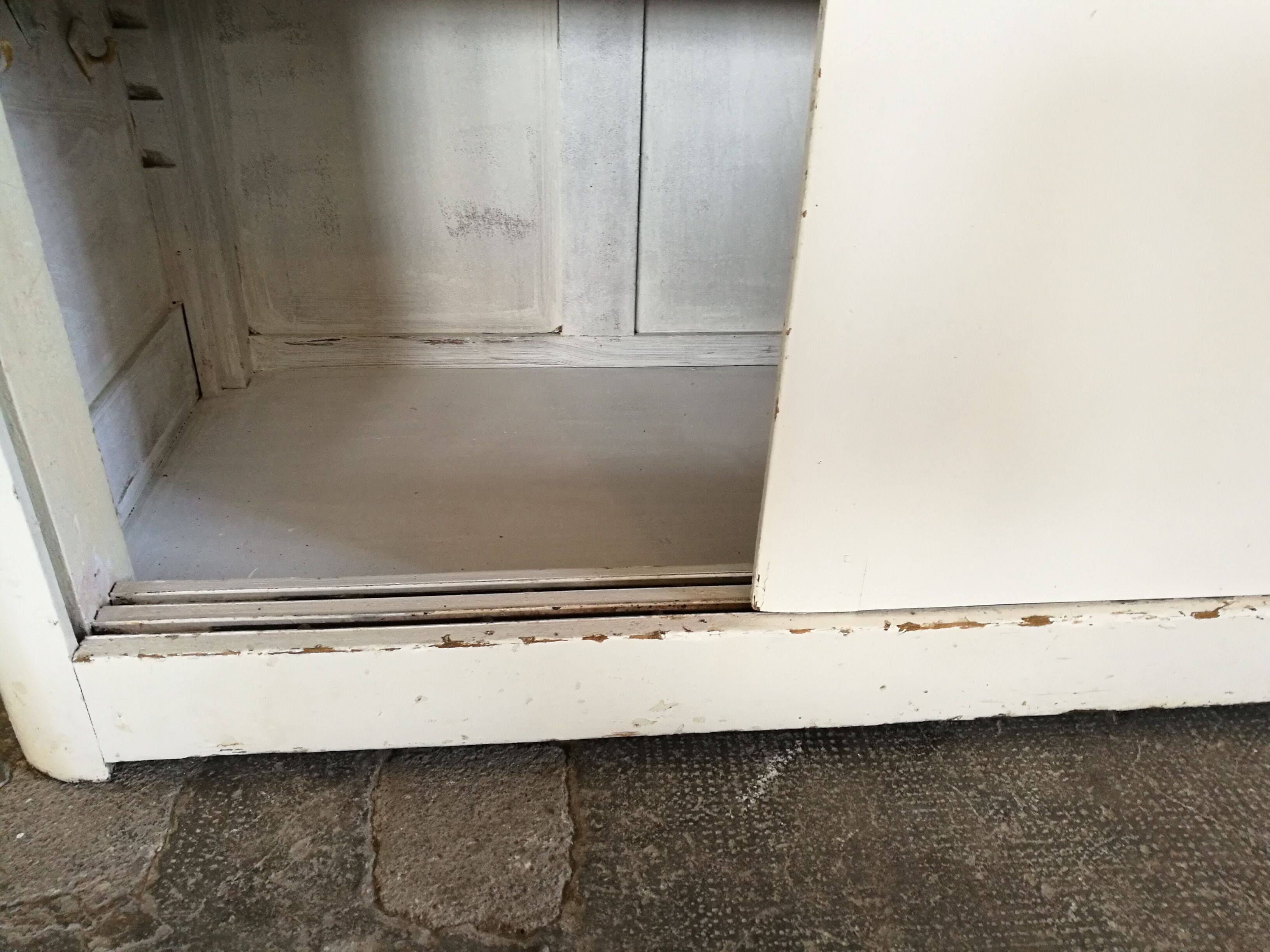 Buffet sliding doors