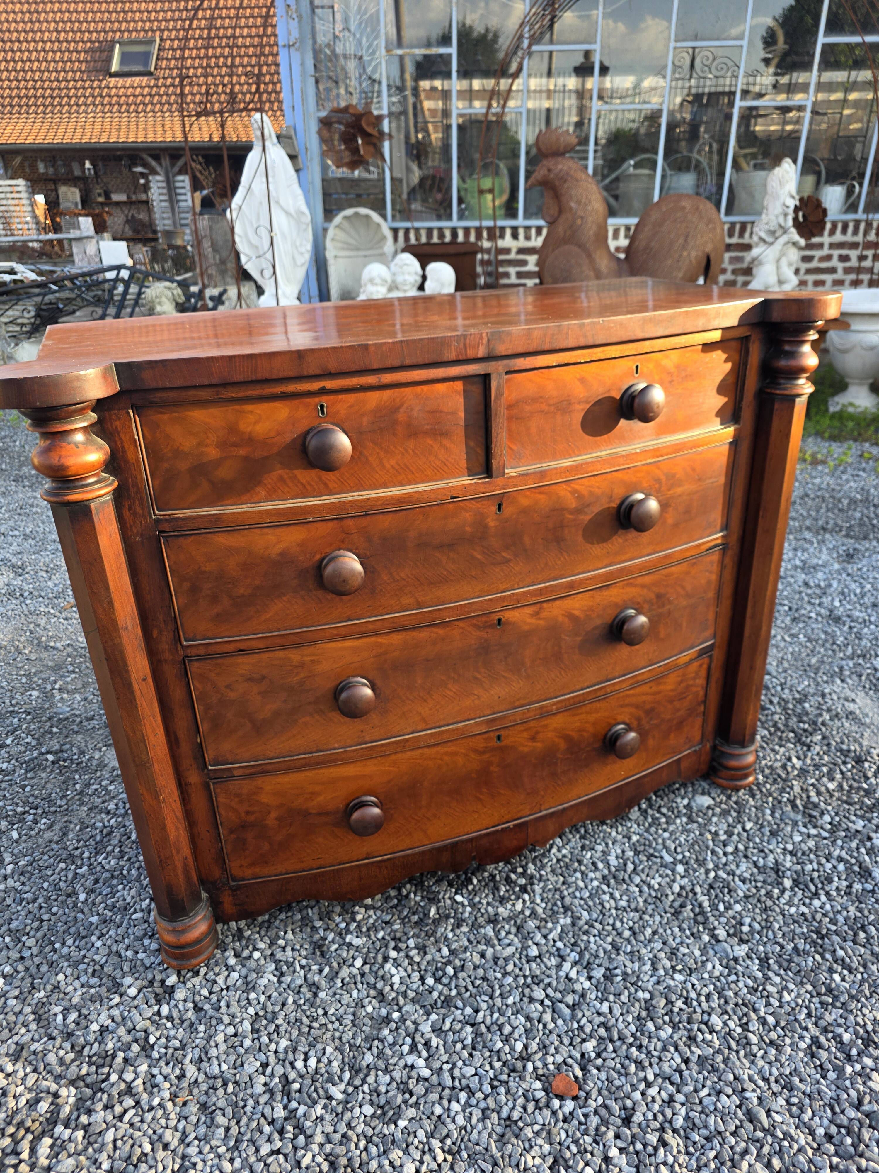 Commode galbée ancienne en acajou de style anglais