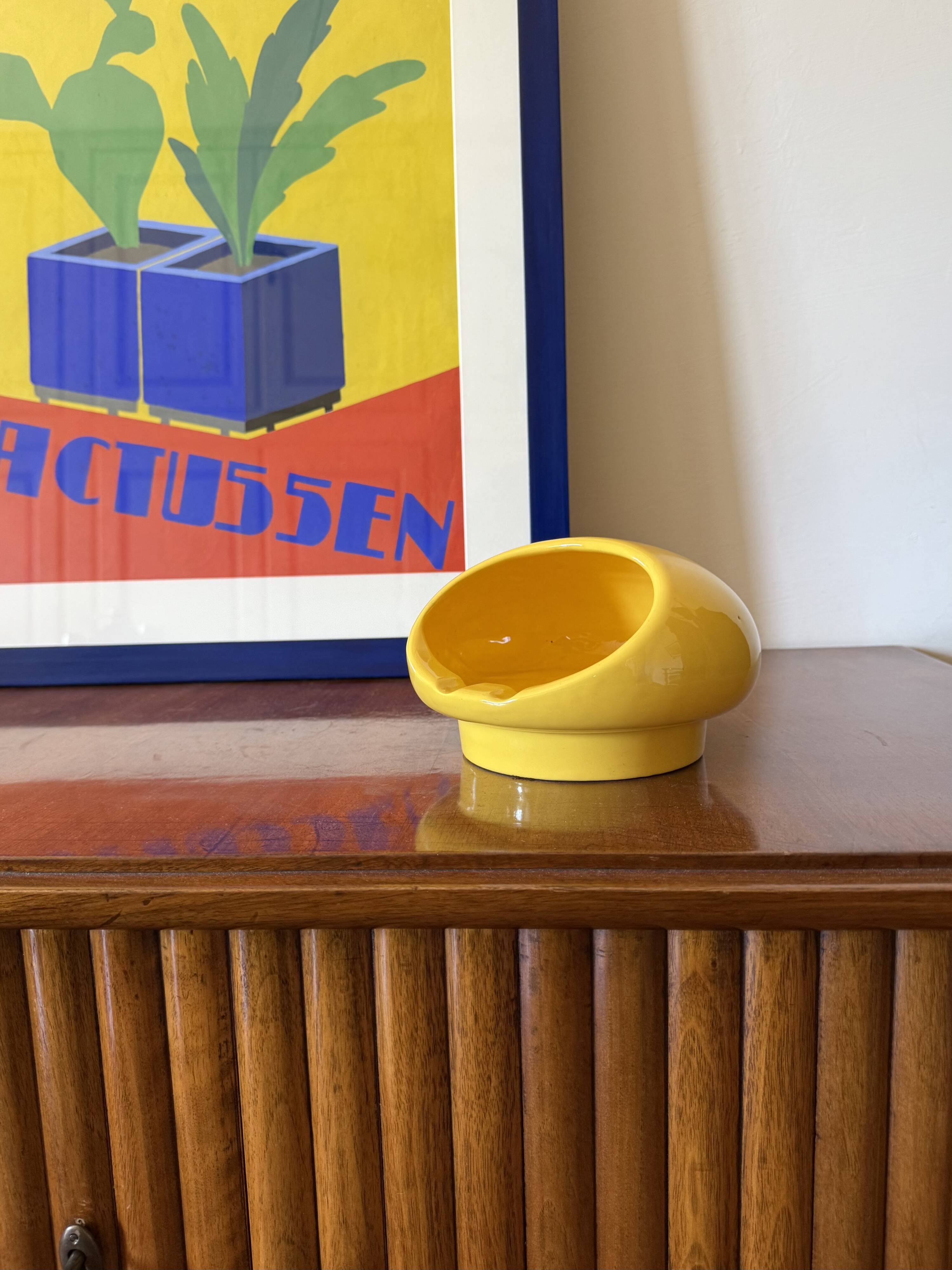 Space age yellow ceramic ashtray, Viba Italy 1970s