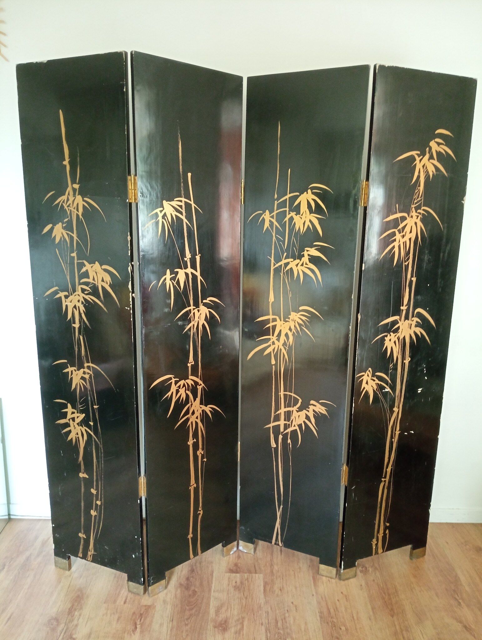 Lacquered screen with a horse pattern
