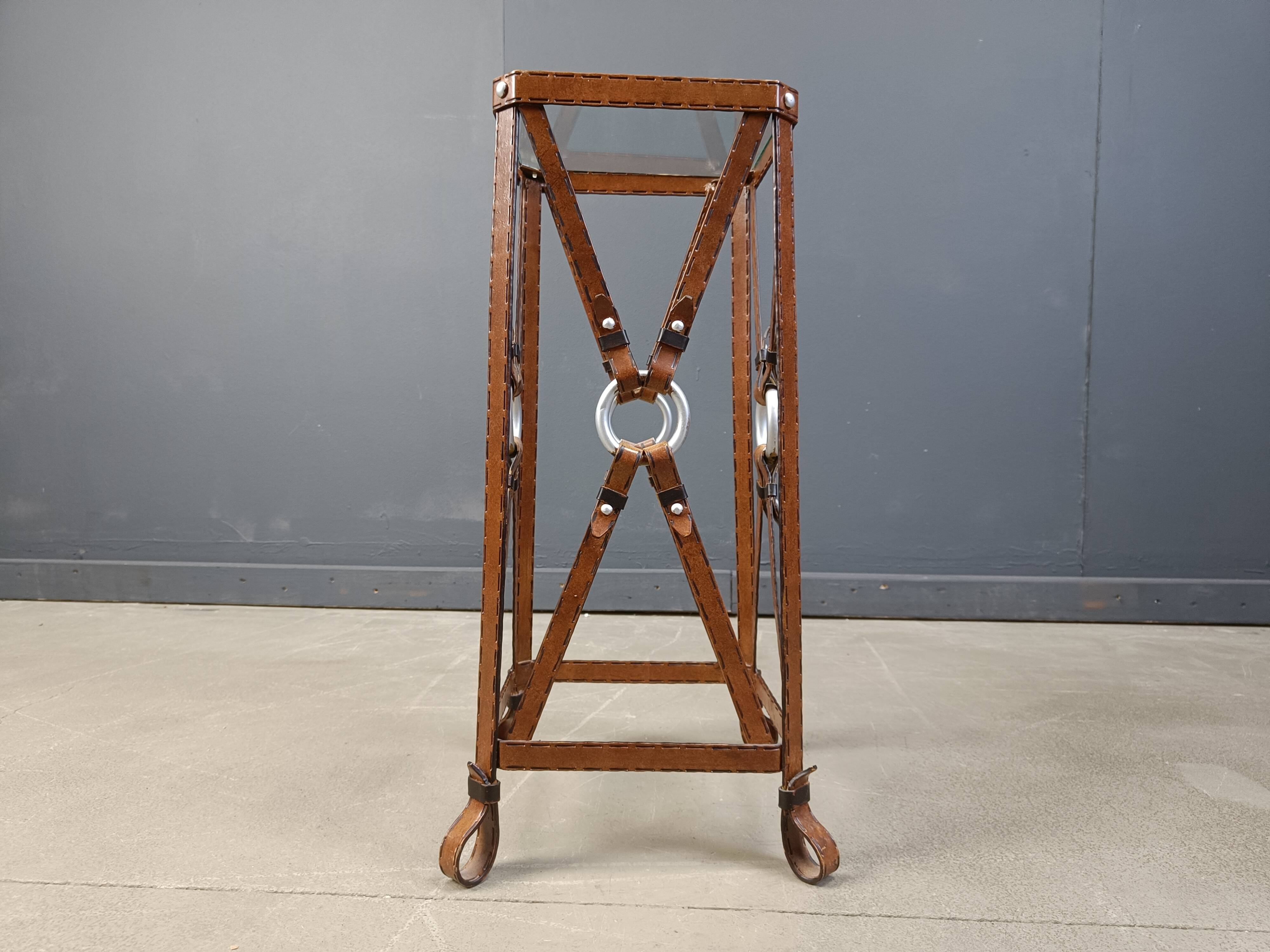 Table d'appoint en similicuir et fer dans le style de Jacques Adnet