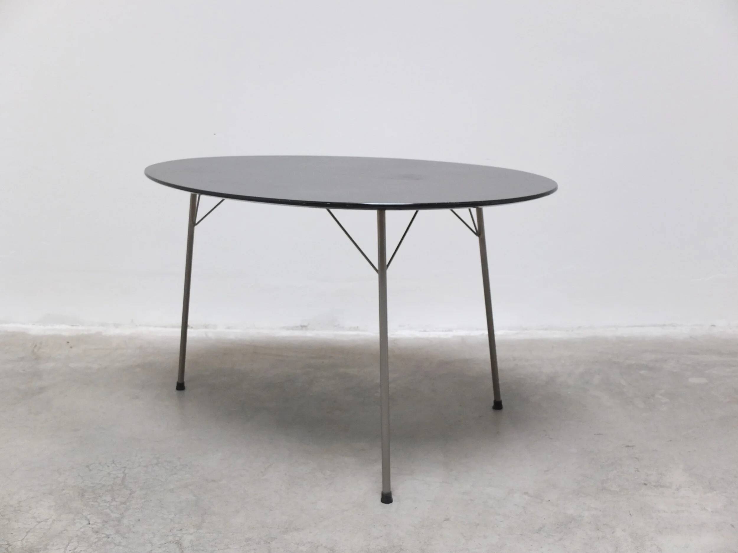 Rare 'Egg' table by Arne Jacobsen for Fritz Hansen, 1952