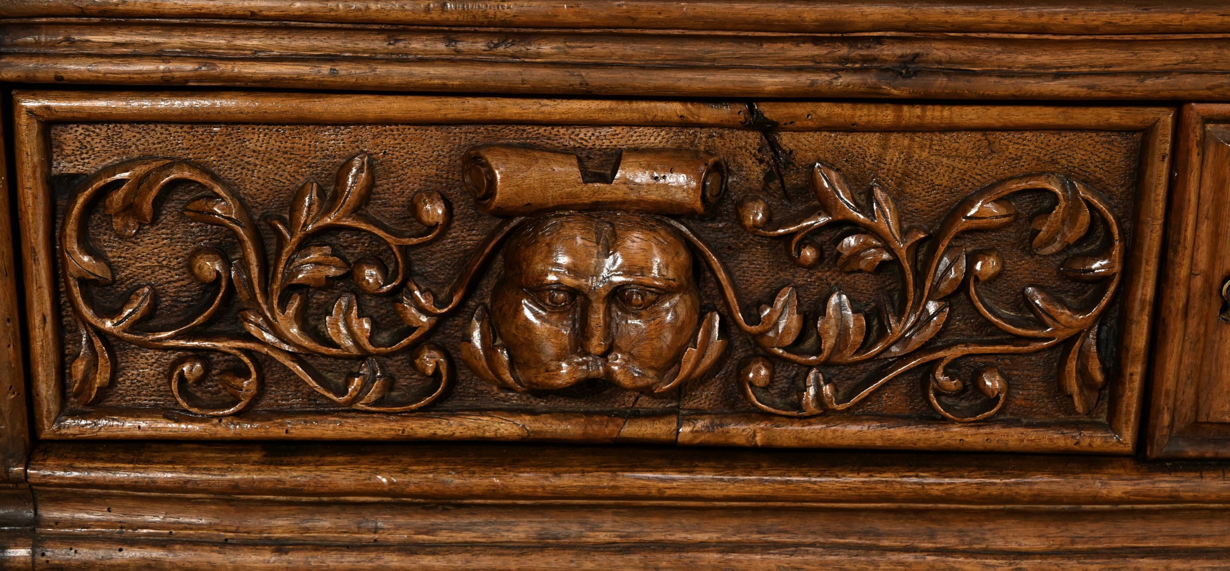 Oratory in solid walnut, Neo-Gothic Renaissance style – Late 19th century