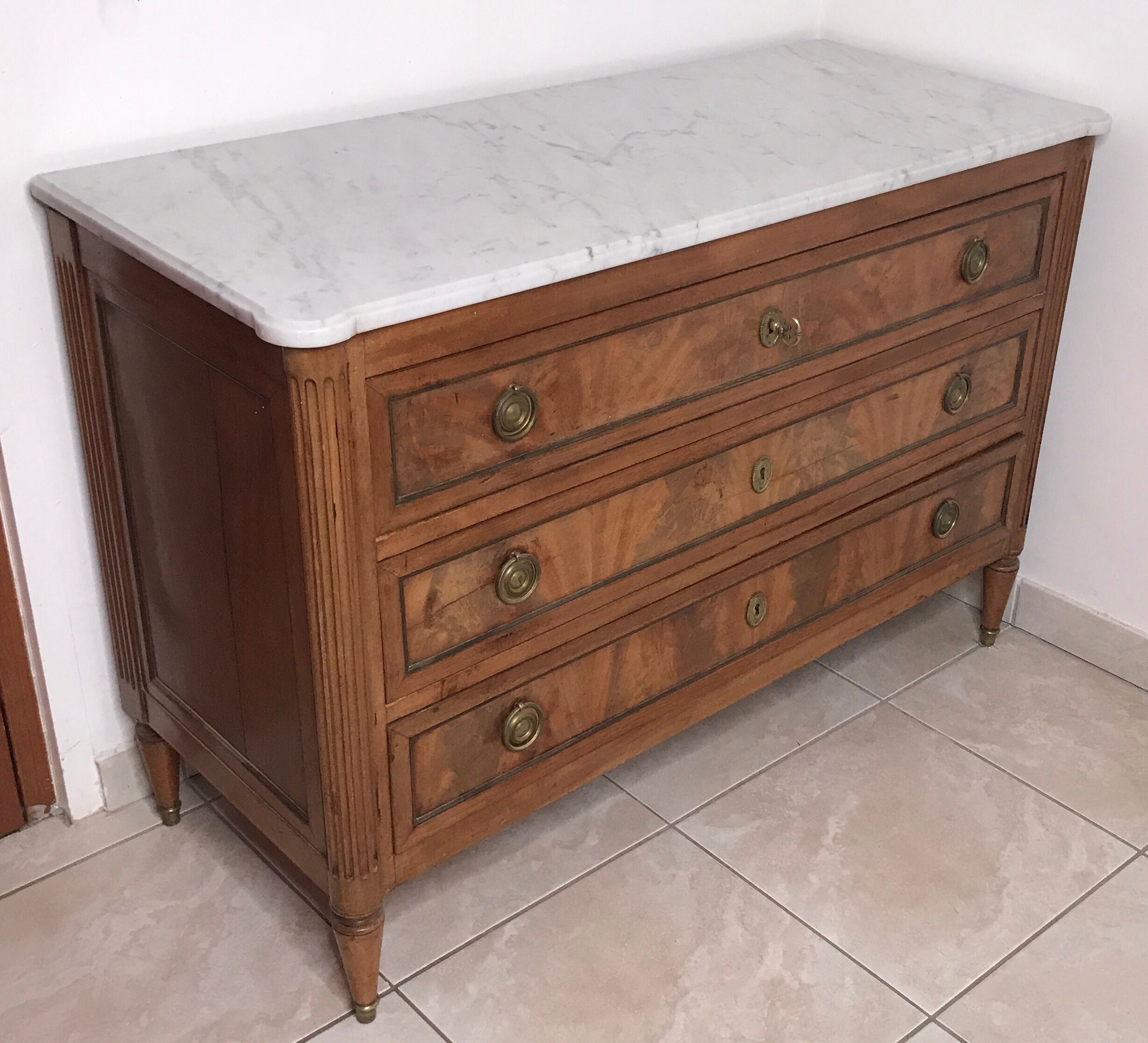 Commode en acajou plateau marbre blanc