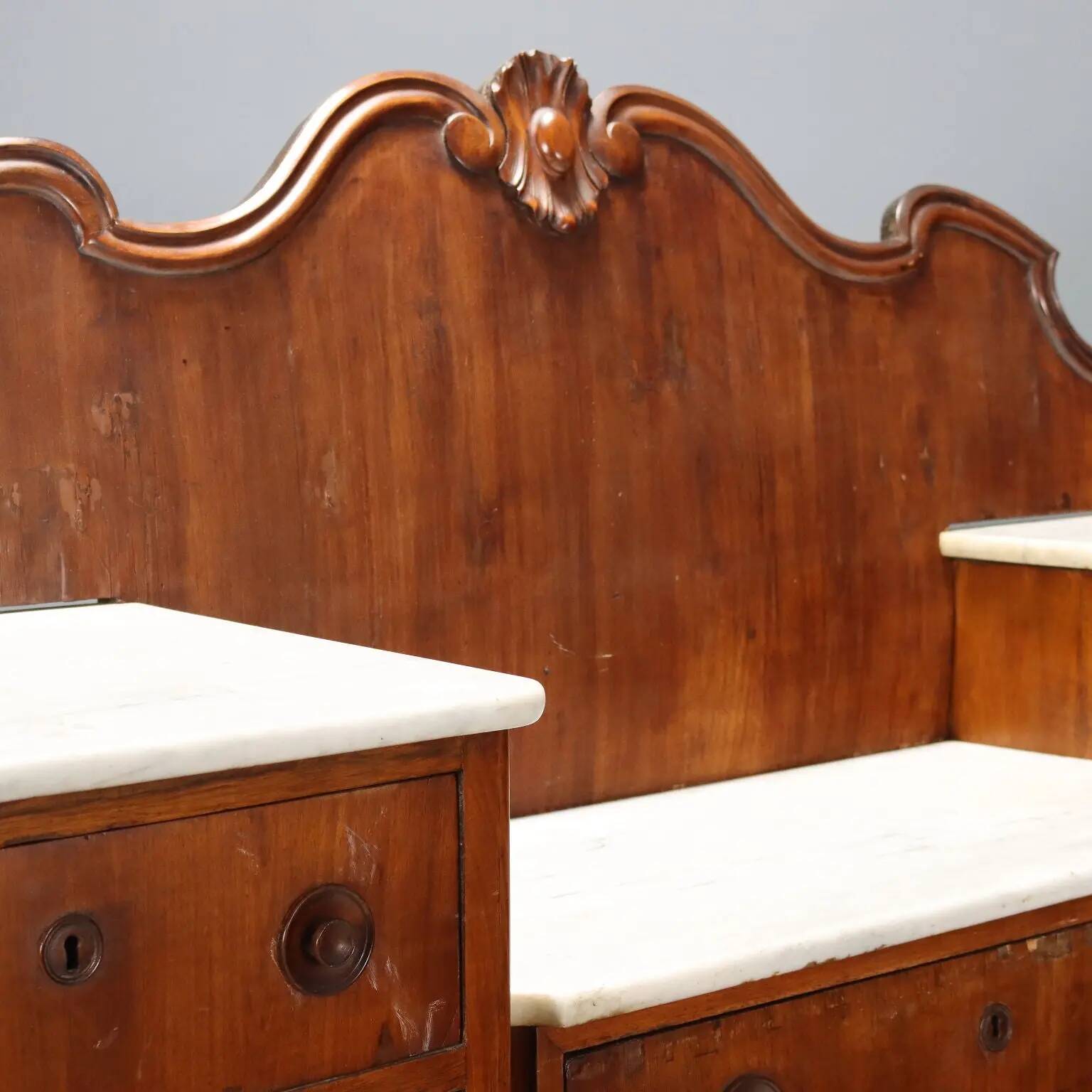 Buffet ancien en noyer avec plateaux en marbre blanc, XIXe siècle
