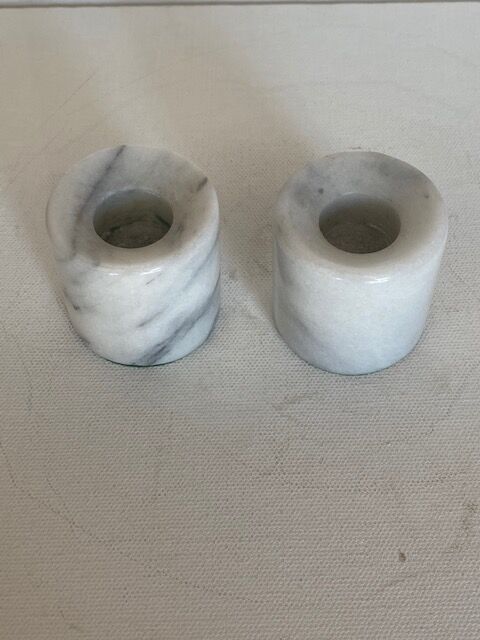 Lot of 2 White marble candlesticks, grey veins
