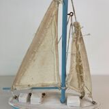 Bateau bleu et blanc