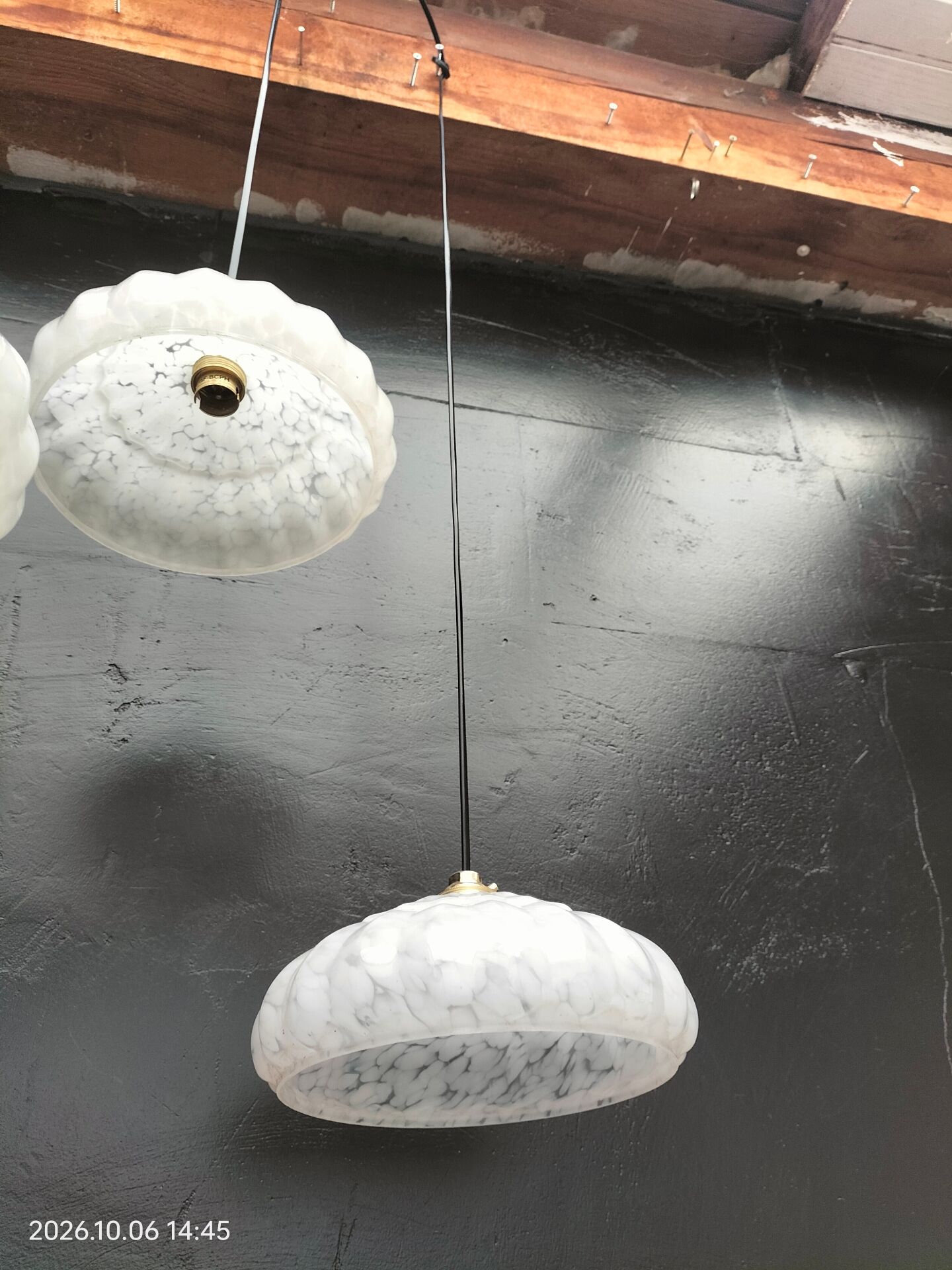 Glass suspensions from Clichy