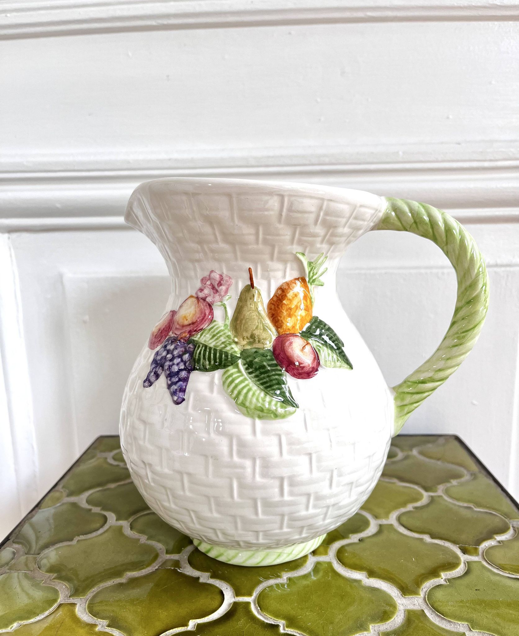 Pichet barbotine panier de fruits