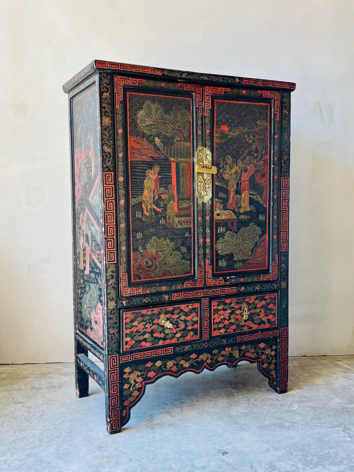 Antique Chinese cabinet in black and red lacquered wood – painted decoration on