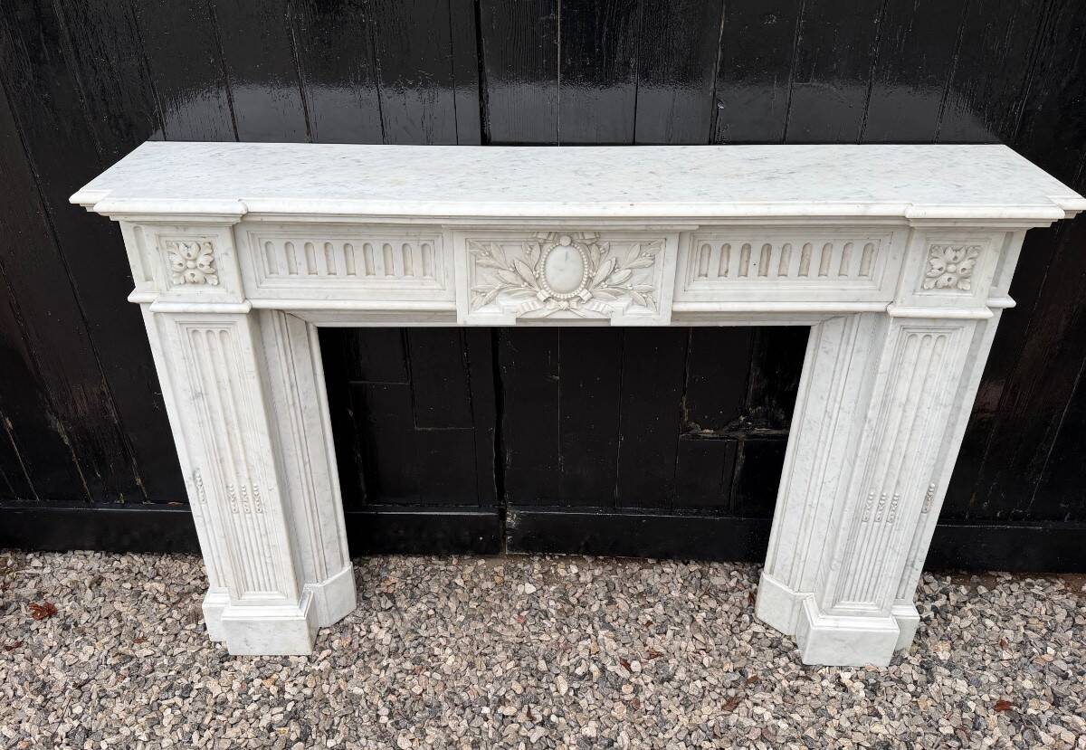 Cheminée de style Louis XVI en marbre blanc de Carrare vers 1880