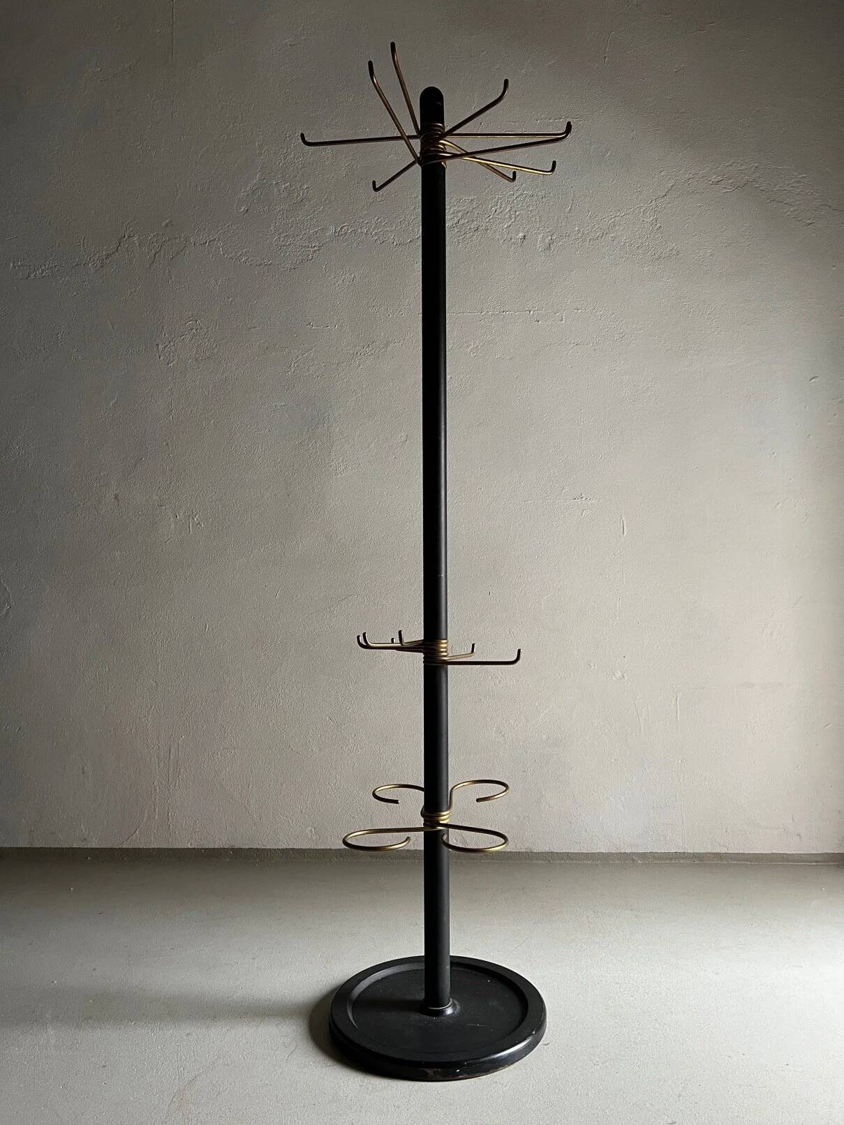 Porte-manteau minimaliste en laiton noir et métal.