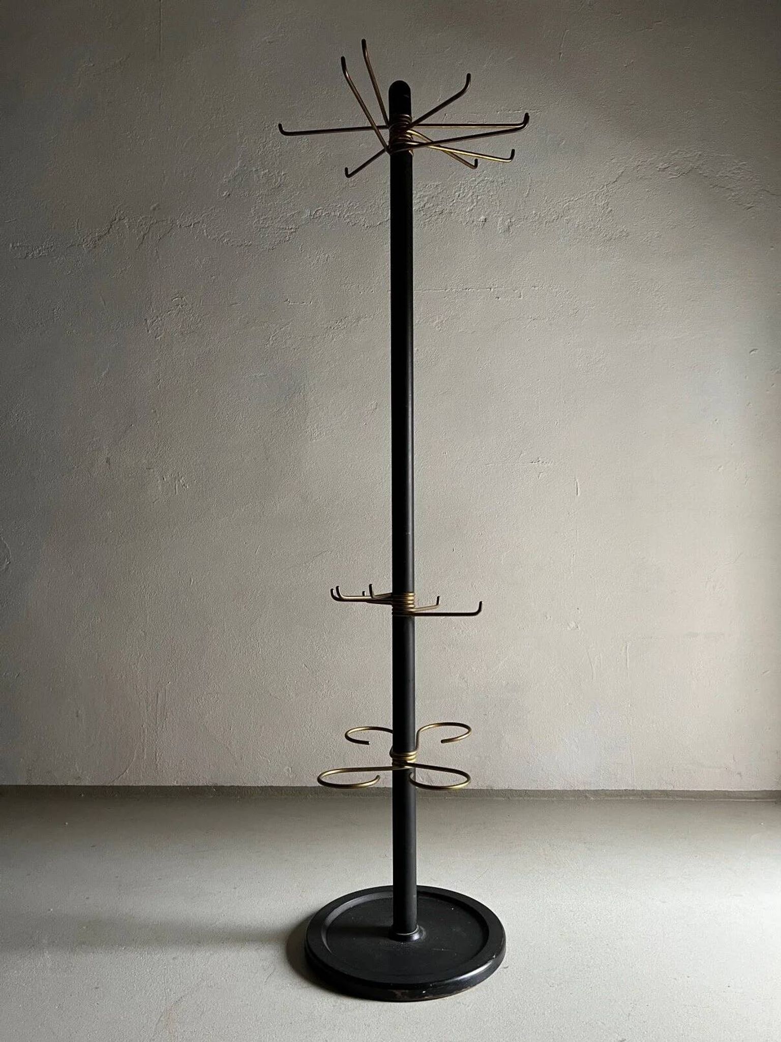 Porte-manteau minimaliste en laiton noir et métal.