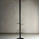 Porte-manteau minimaliste en laiton noir et métal.