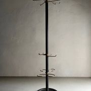 Porte-manteau minimaliste en laiton noir et métal.