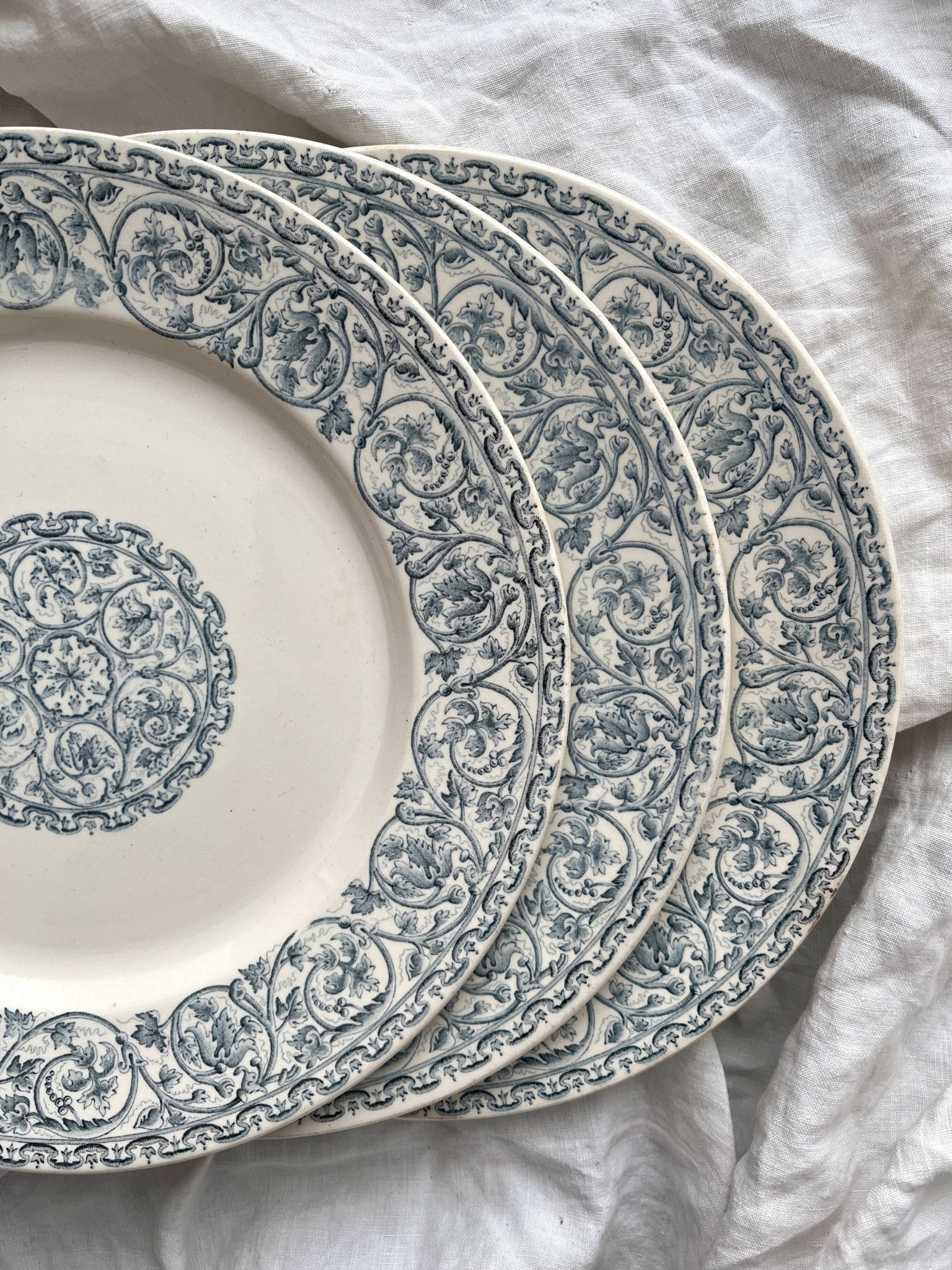 3 assiettes plates en terre de fer "Renaissance" Creil et Montereau