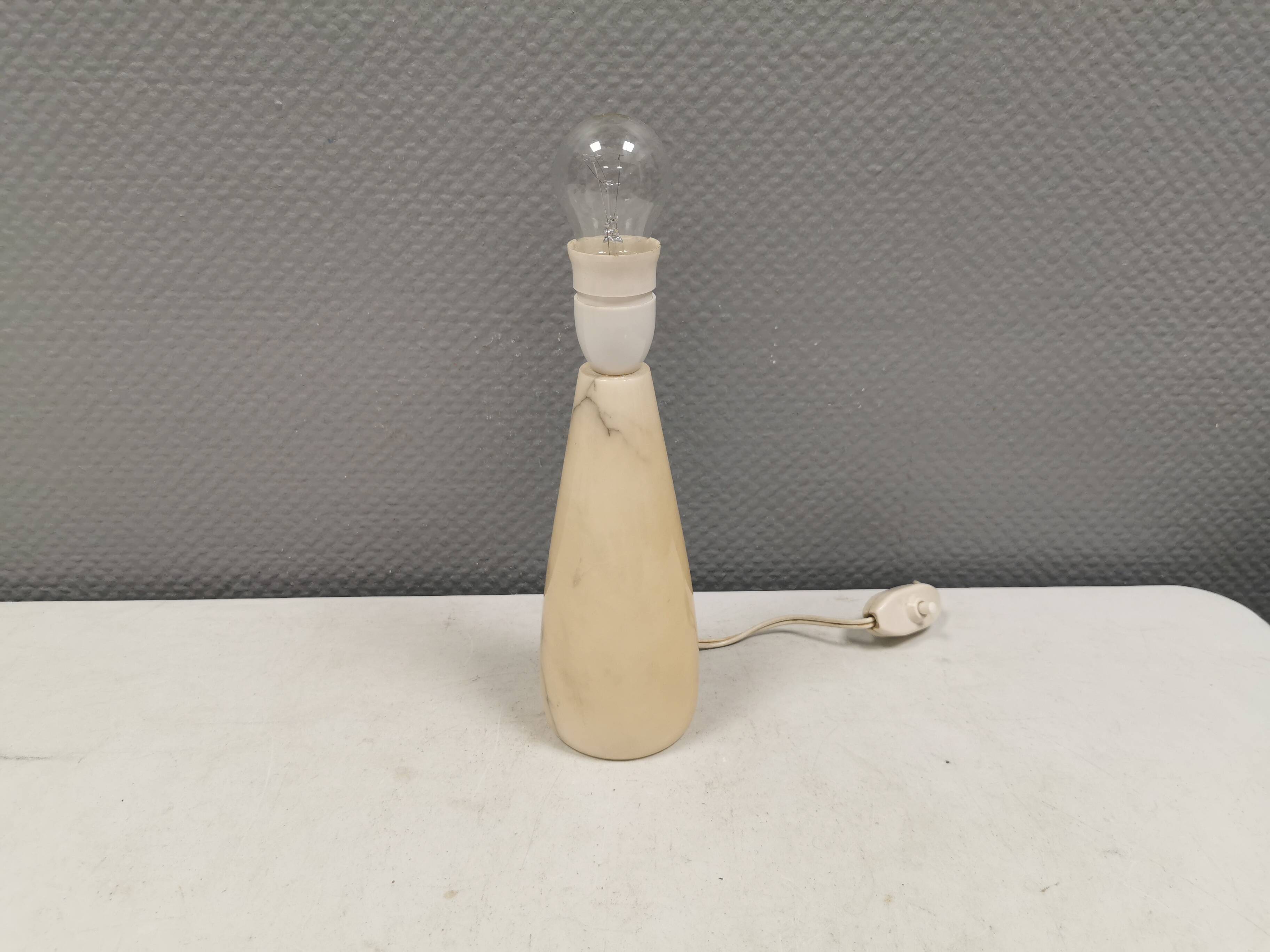 Table lamp in solid marble. Danish from the 80s.