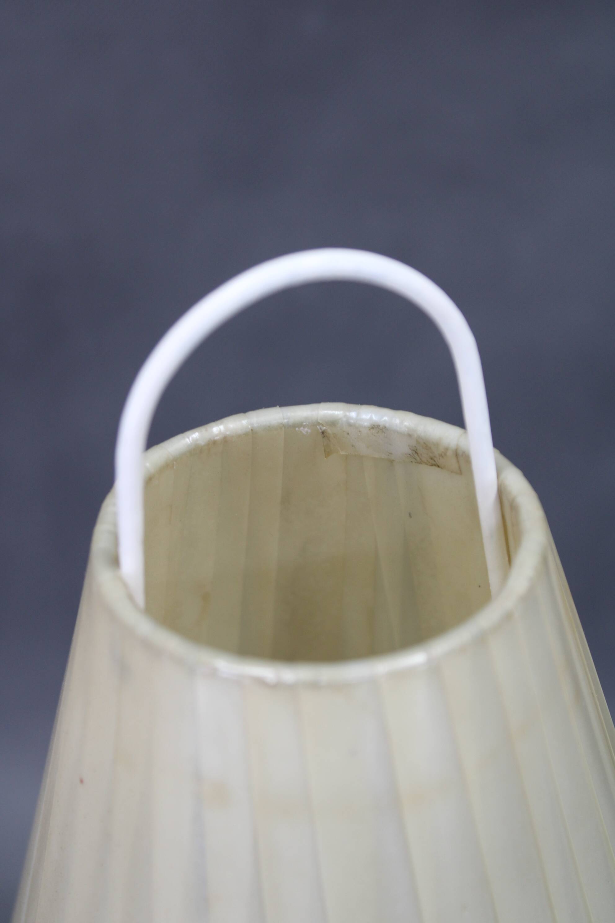 Lampe de table tchécoslovaque des années 1960 avec abat-jour en plastique.