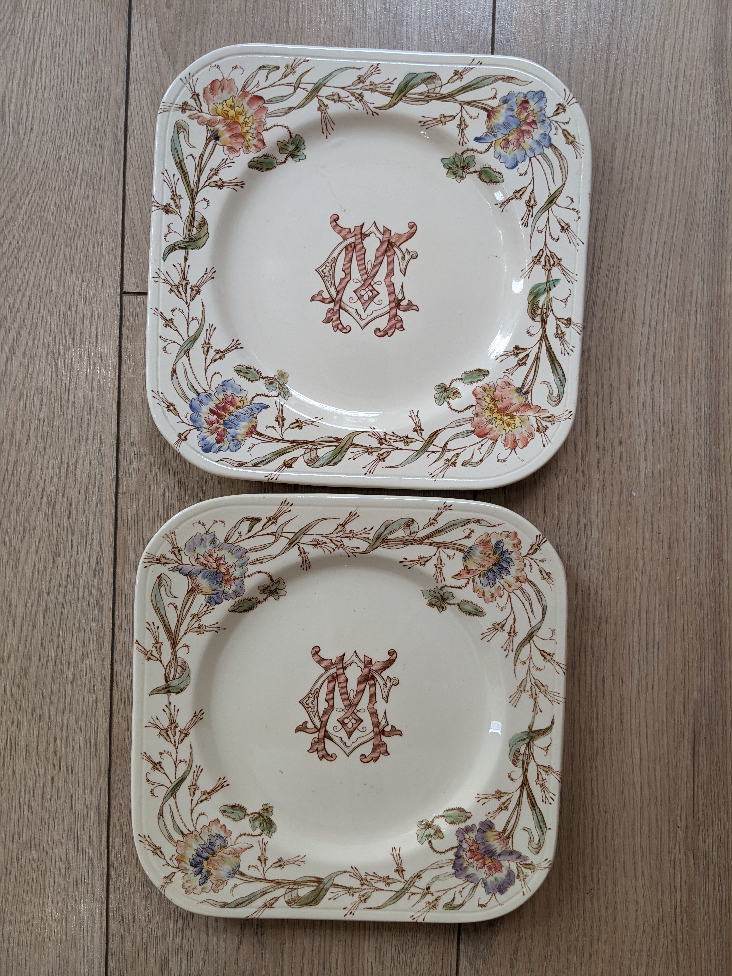 Série de 8 assiettes terre de fer Longchamp