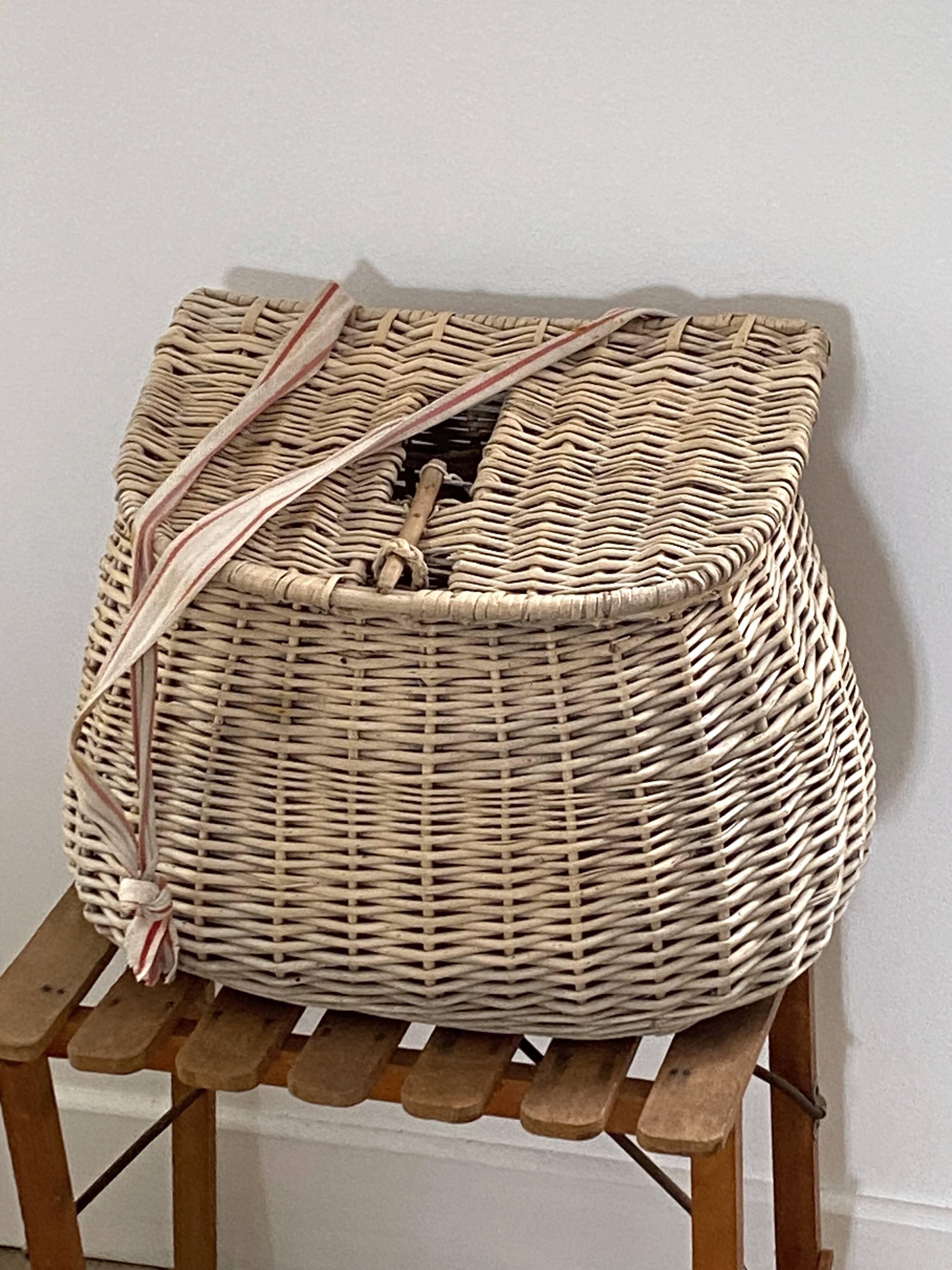 Walking fishing basket
