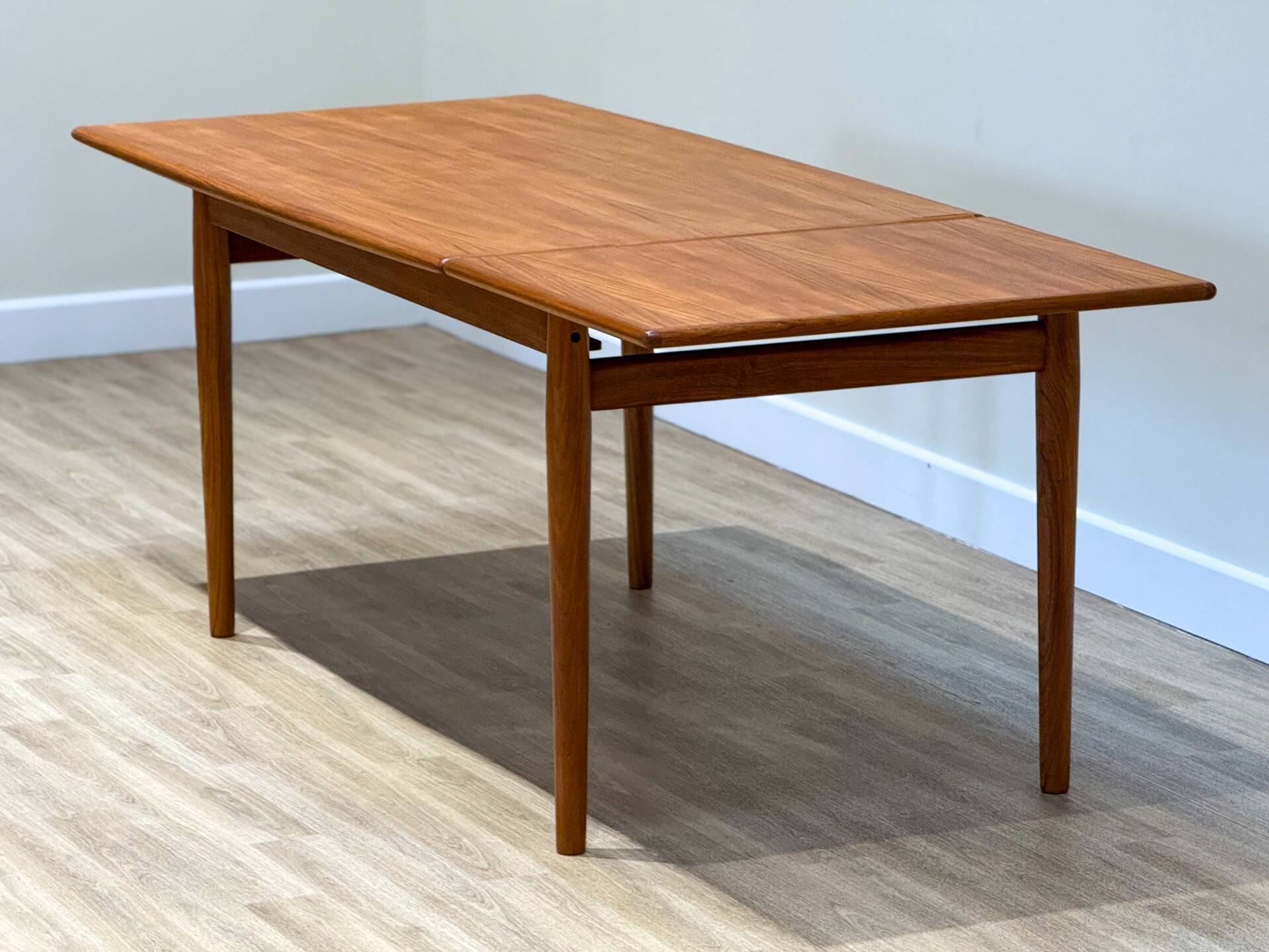 Mid-Century Danish teak extending dining table (Johannes Andersen)