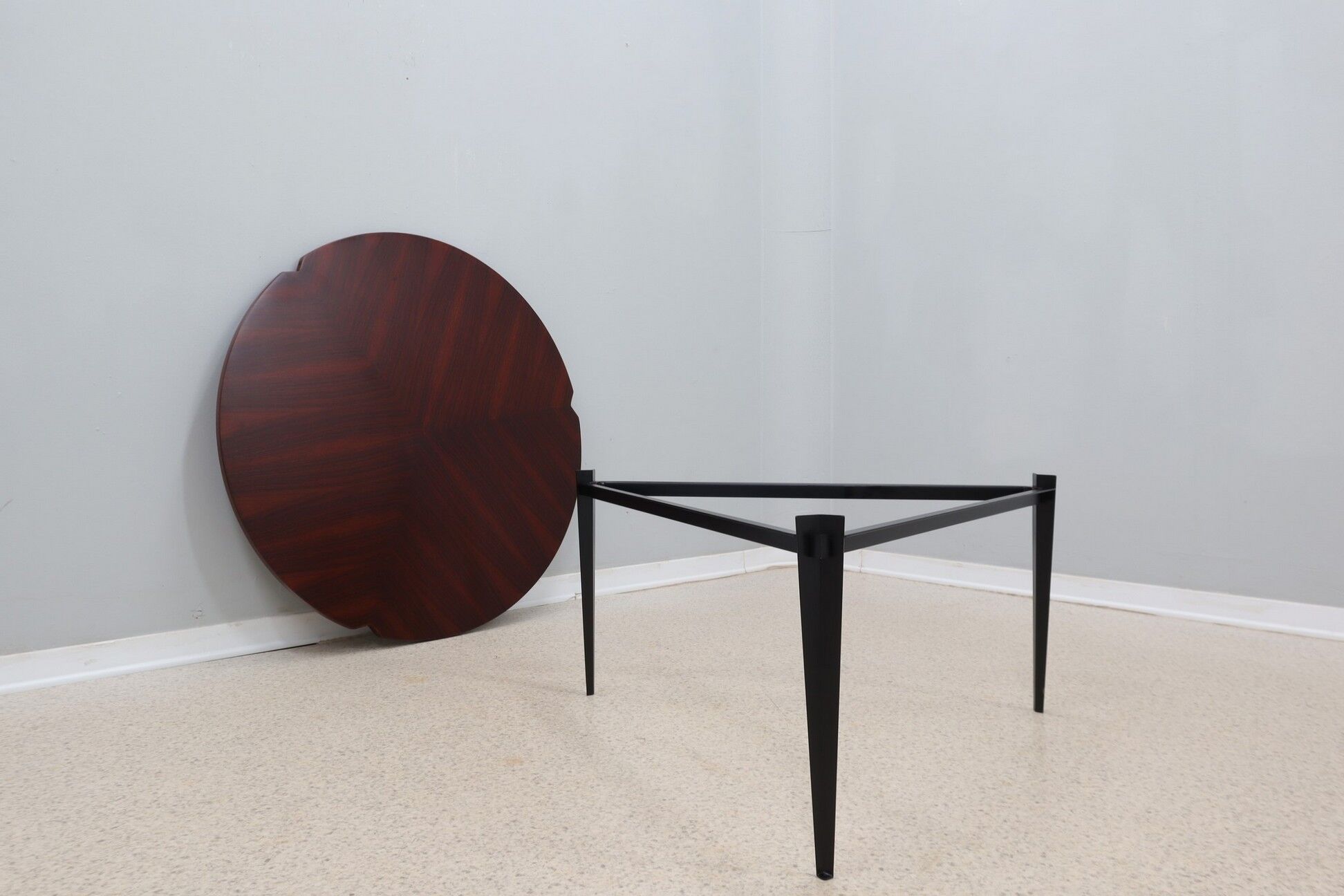 Osvaldo Borsani T61 round coffee table Tecno 1950s