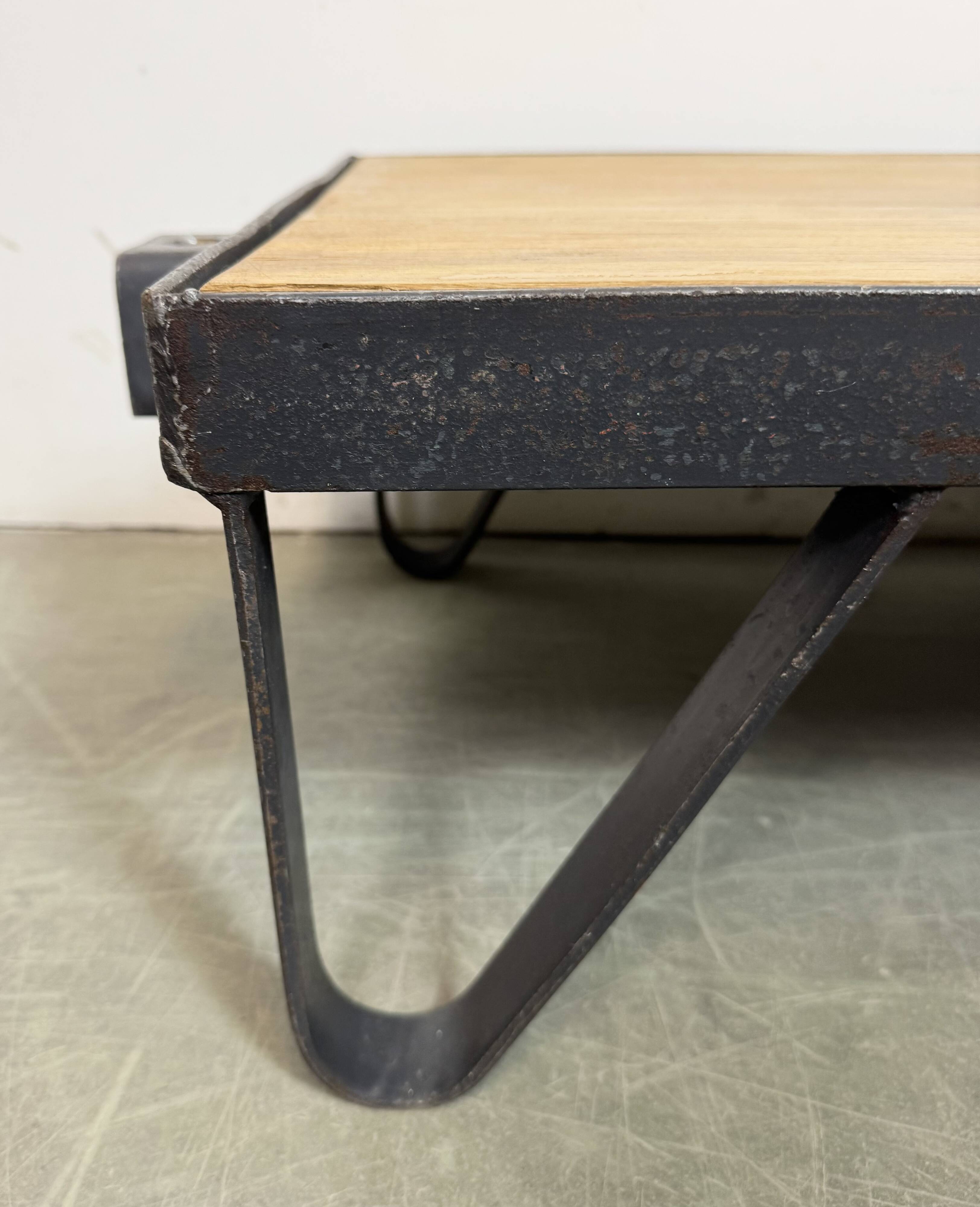 Table basse industrielle noire, années 1960
