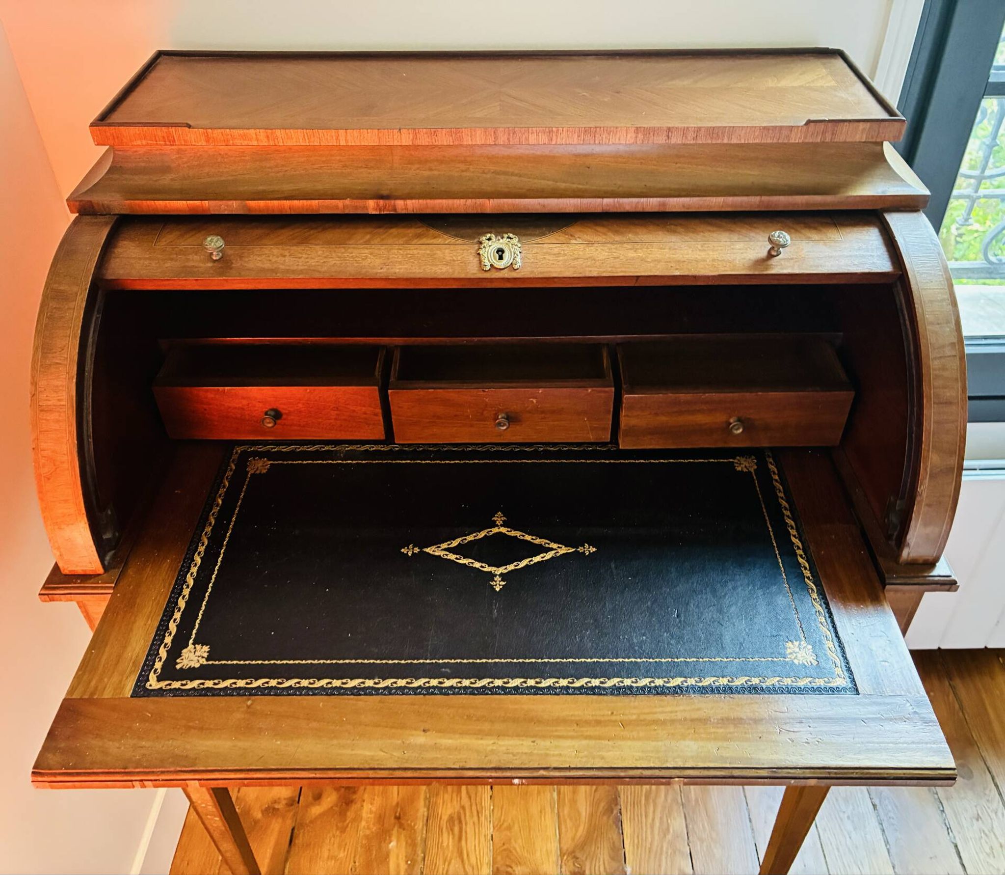Cylinder desk