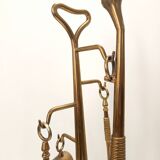 Ensemble d'ustensiles de cheminée en laiton, fer et verre épais, attribué à Fontana Arte