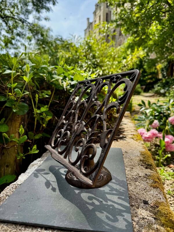 Porte revues lutrin en fer forgé Art Nouveau