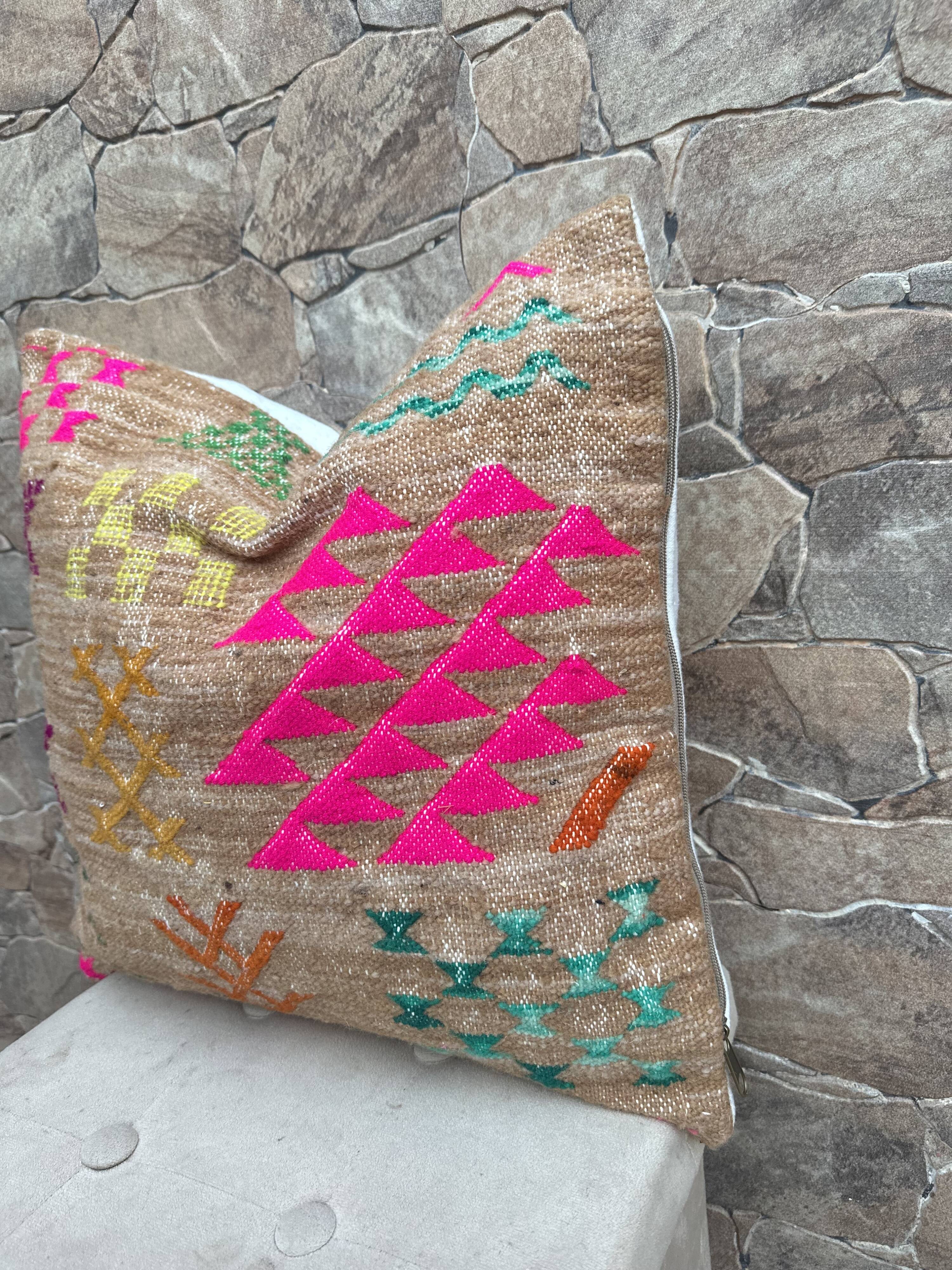 Handmade Moroccan Kilim cushion cover: Berber cushion in wool