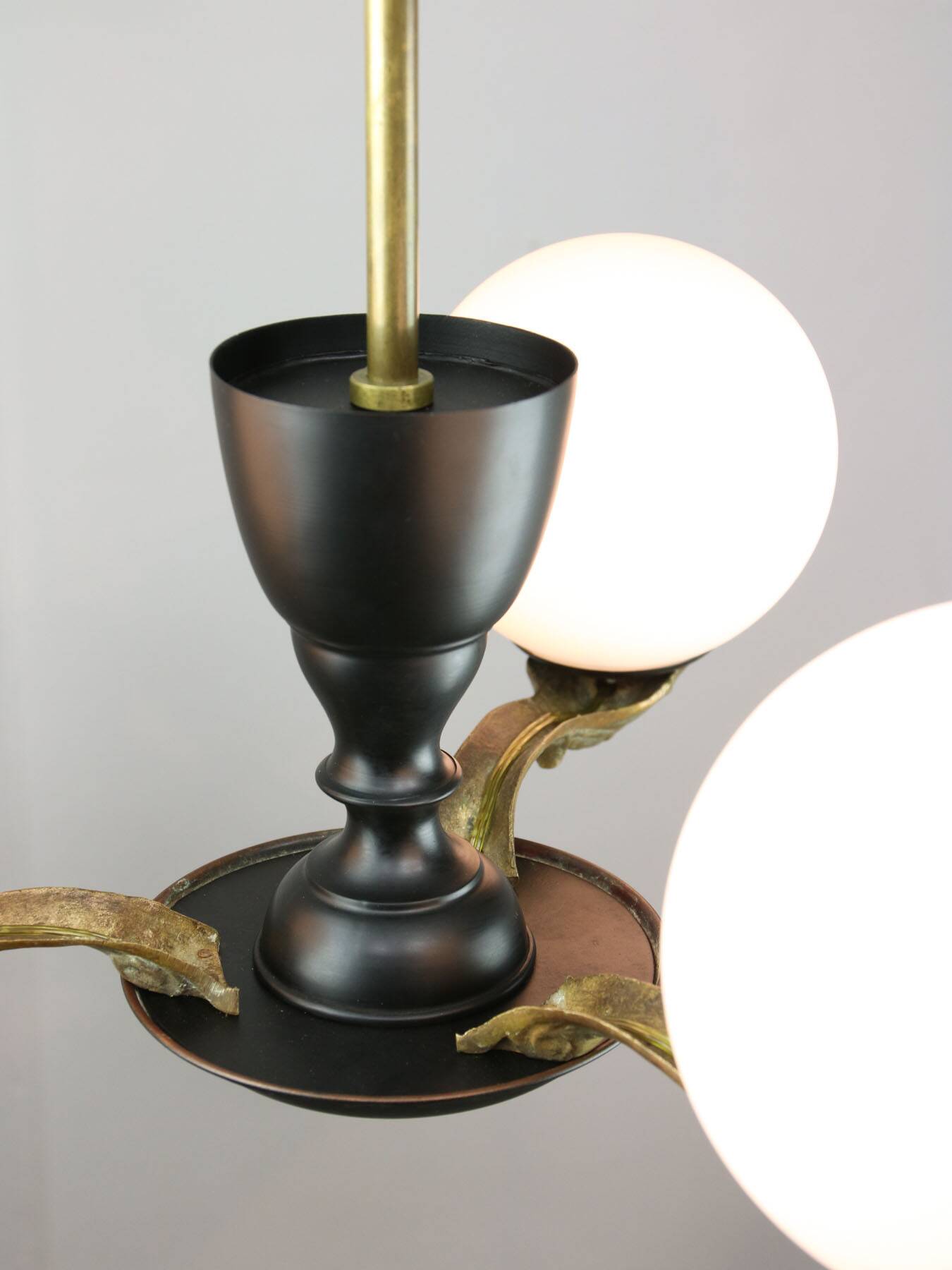 Lustre Art Déco en laiton et opaline, 1930