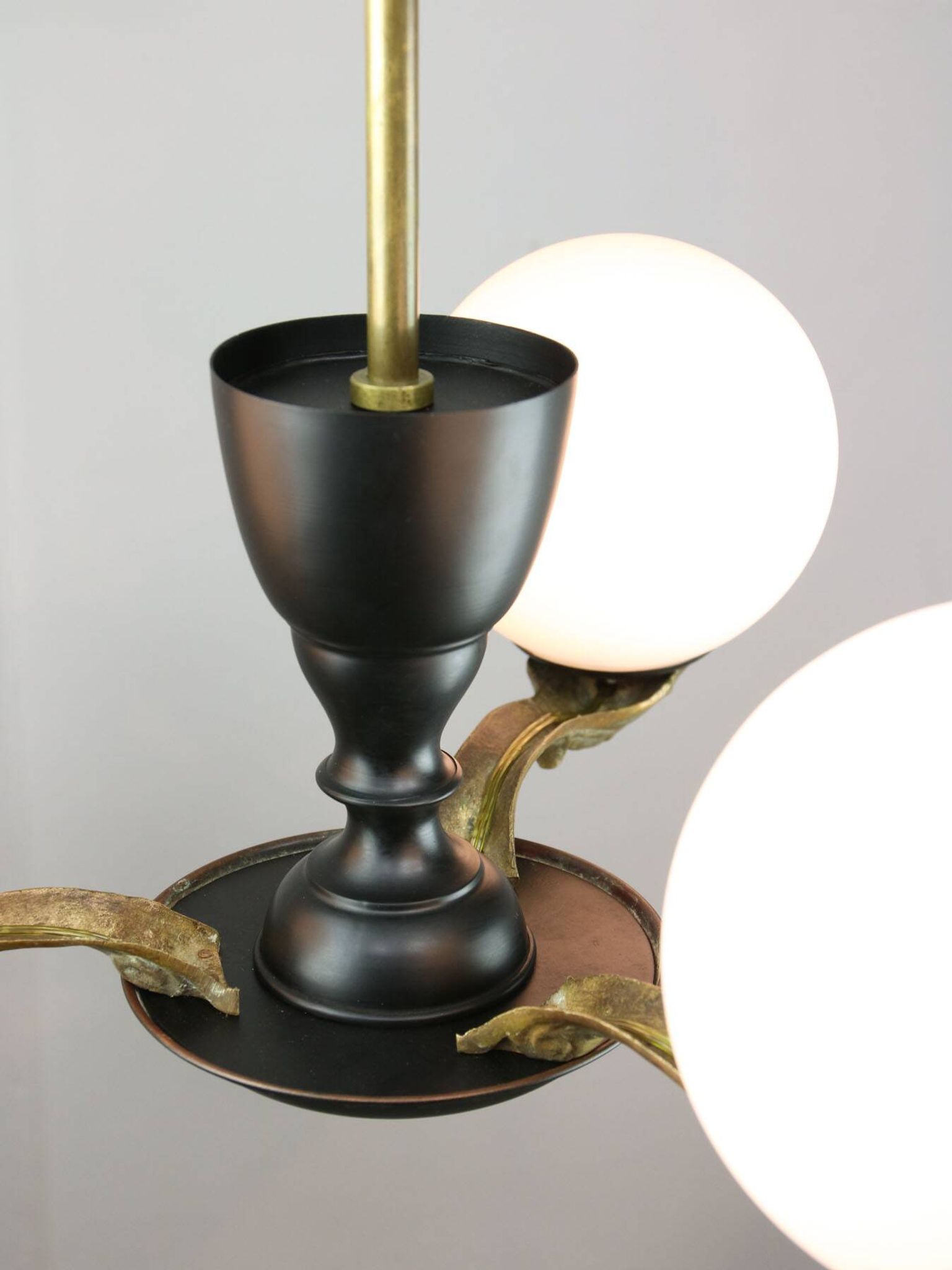 Lustre Art Déco en laiton et opaline, 1930