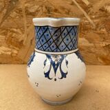 Ancien pichet en céramique blanche et bleue