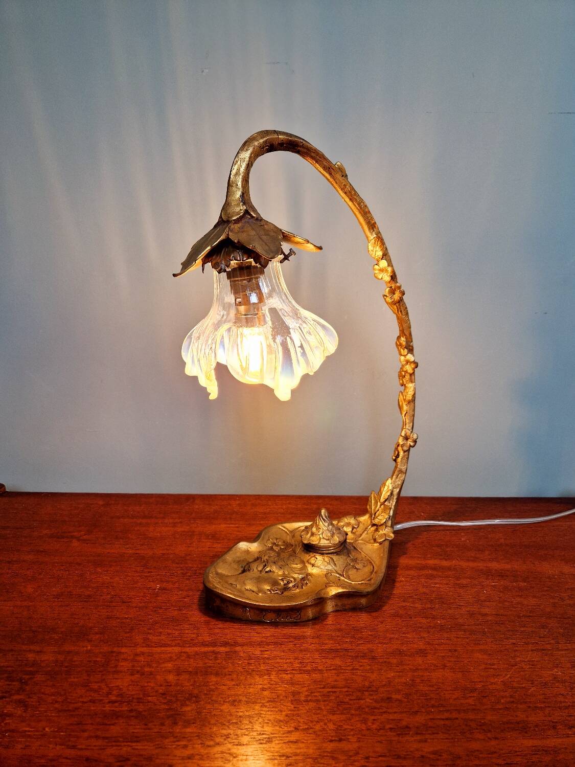 Art Nouveau table lamp in gilded bronze and opalescent glass