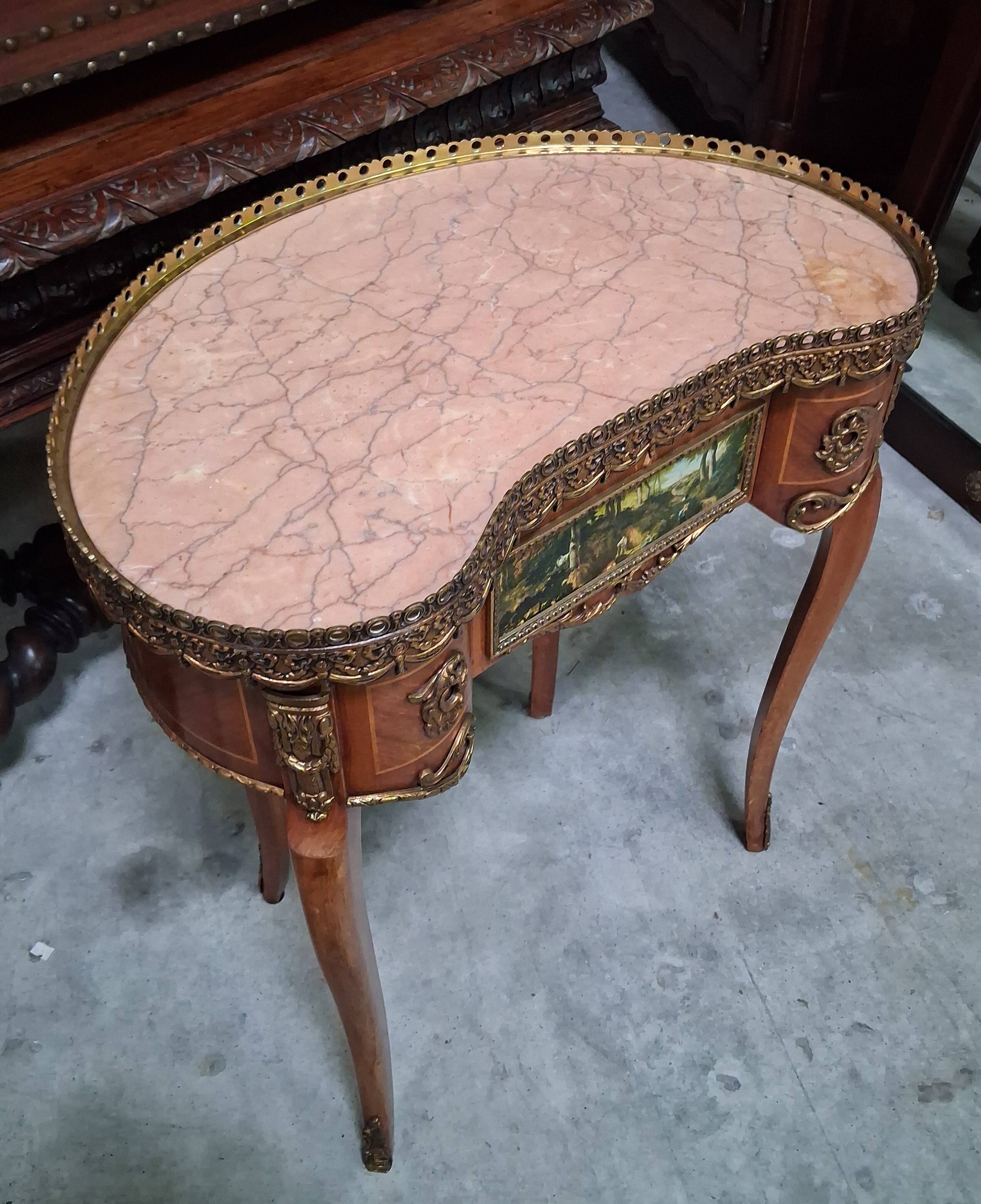 Louis XV style bean desk in marquetry and gilded bronze