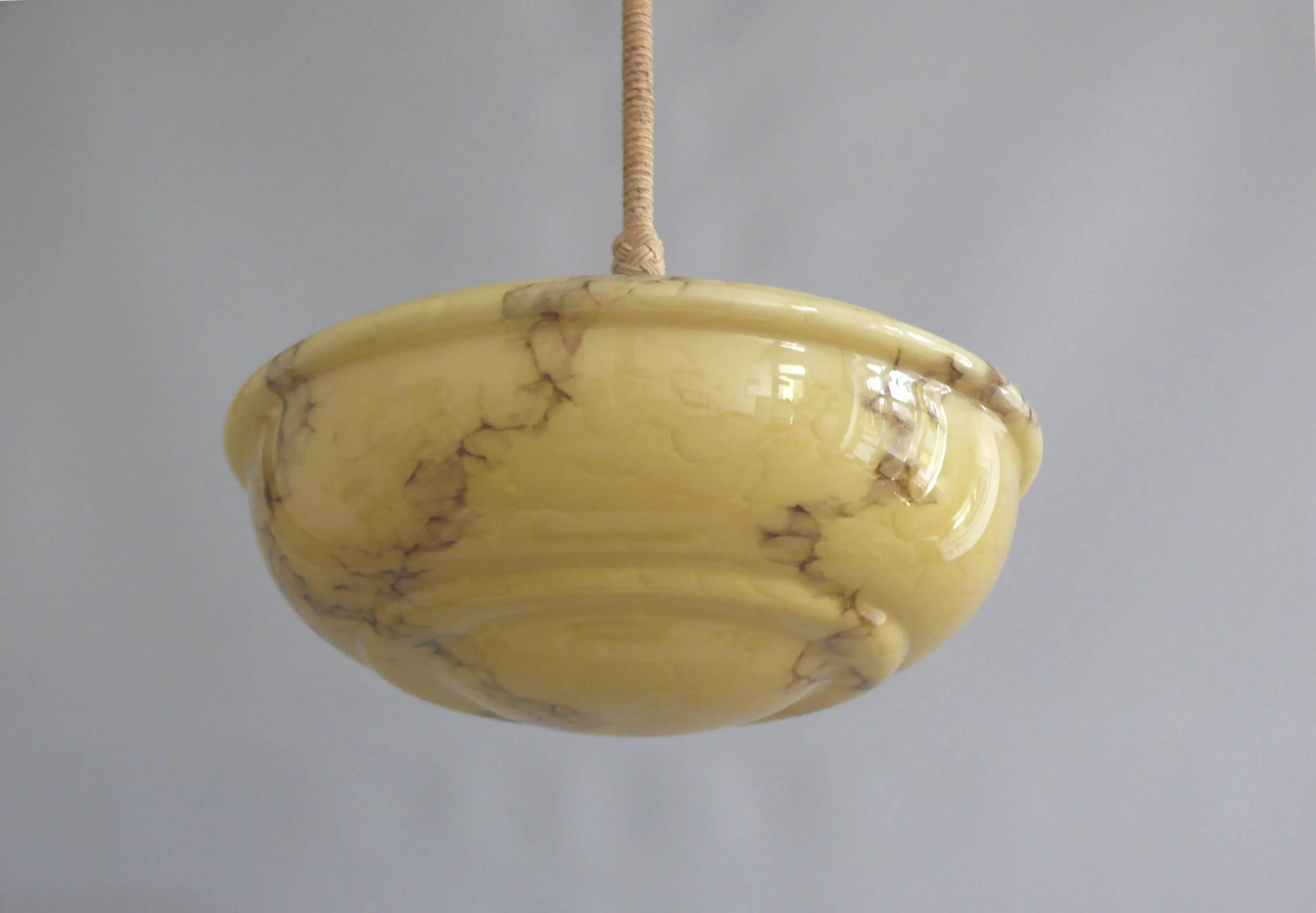 Suspension Art Déco, lampe suspendue avec abat-jour en verre beige et suspension chromée - vers 1930-1940