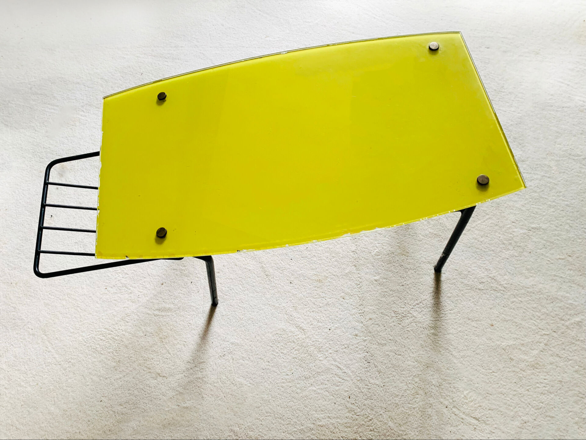 Table basse années 50 porte journaux