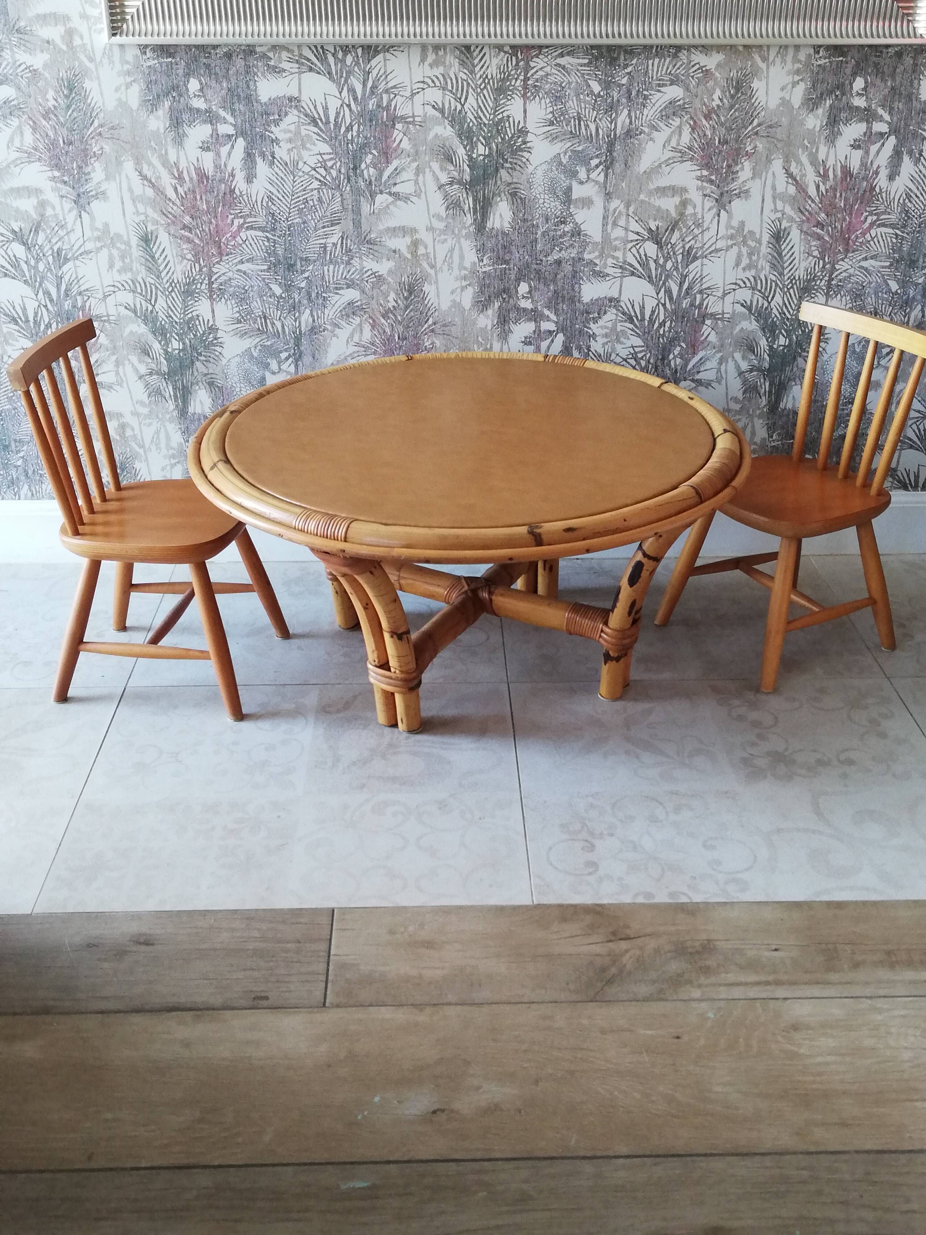 Rattan coffee table and its 2 vintage chairs